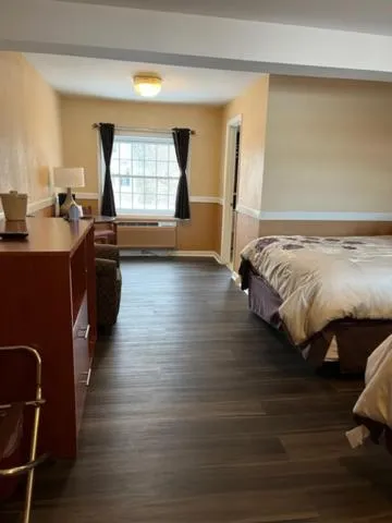 Bed in Briarcliff Motel