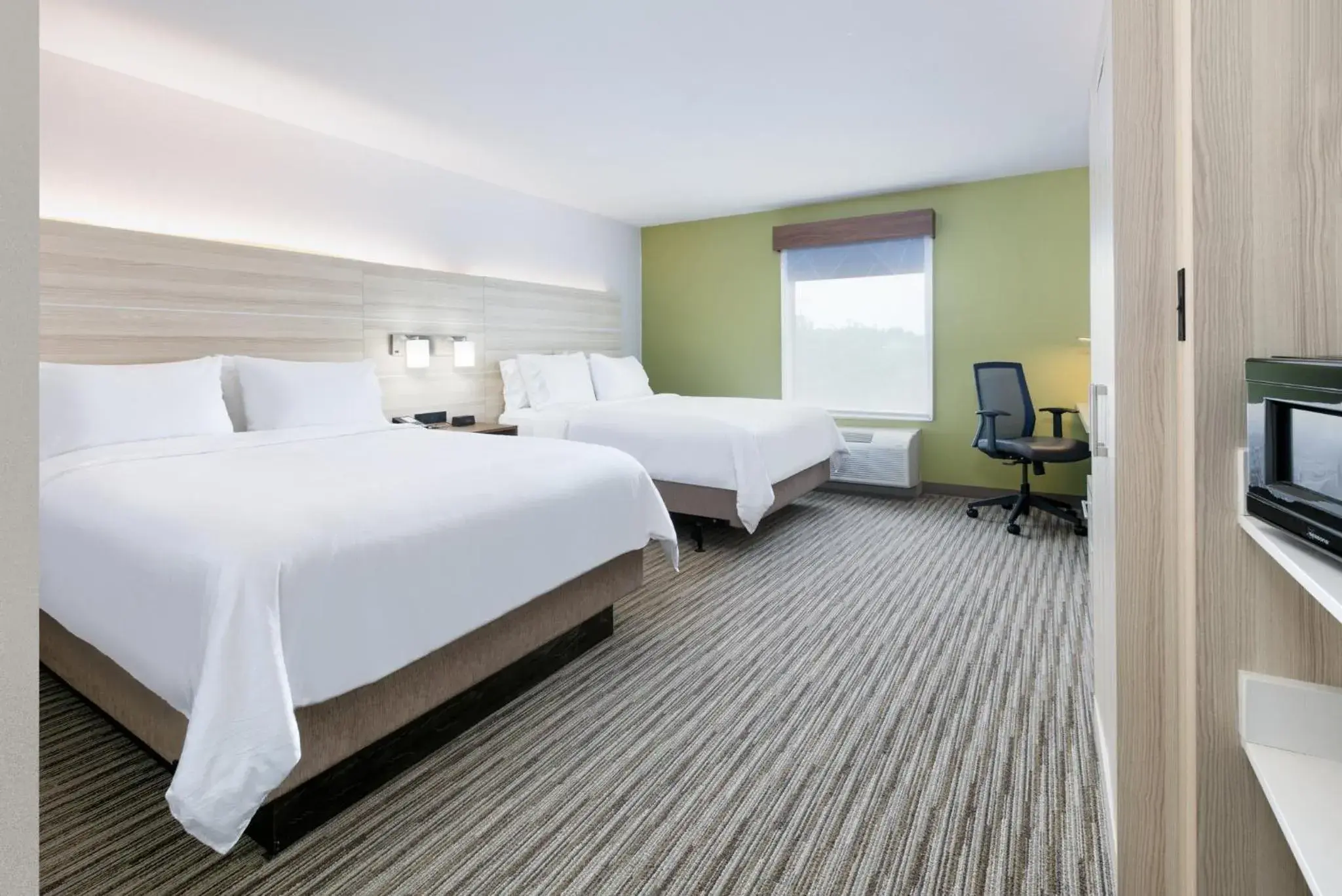 Standard Queen Room with Two Queen Beds and Tub - Mobility/Communications Accessible in Holiday Inn Express Hillsboro I-35 by IHG Standard Queen Room with Two Queen Beds and Tub - Mobility/Communications Accessible in Holiday Inn Express Hillsboro I-35 by IHG