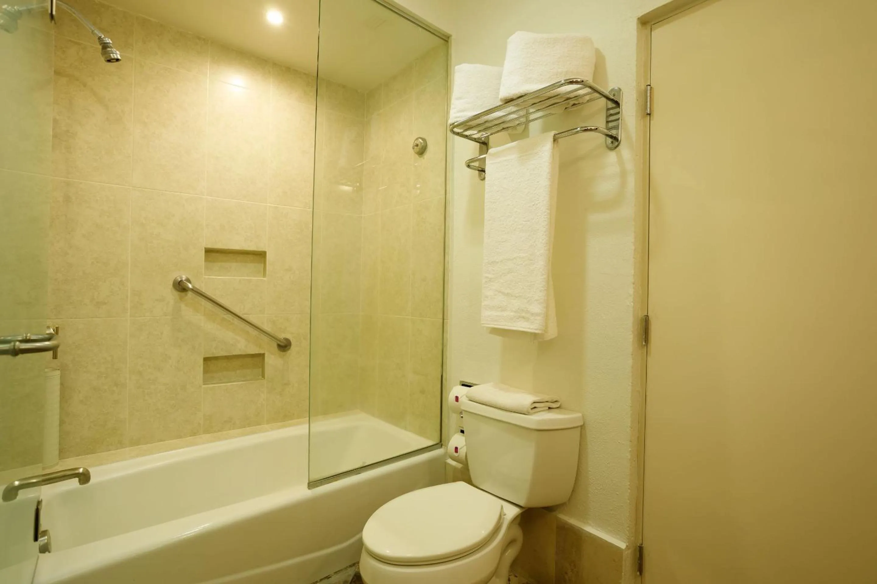 Shower in Camino Real Pachuca