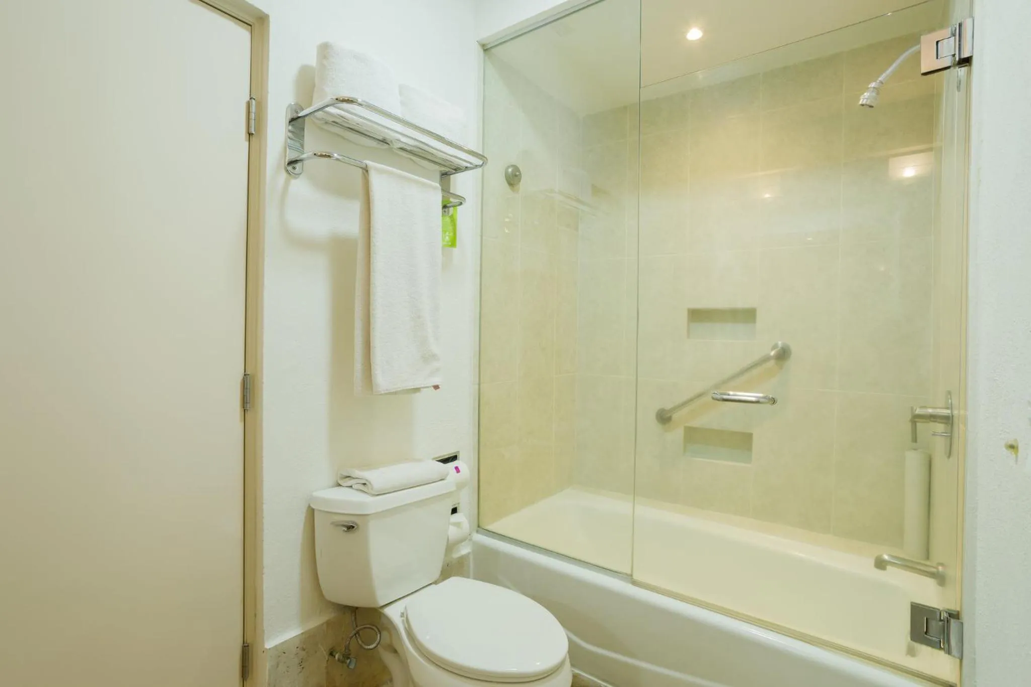 Photo of the whole room in Camino Real Pachuca