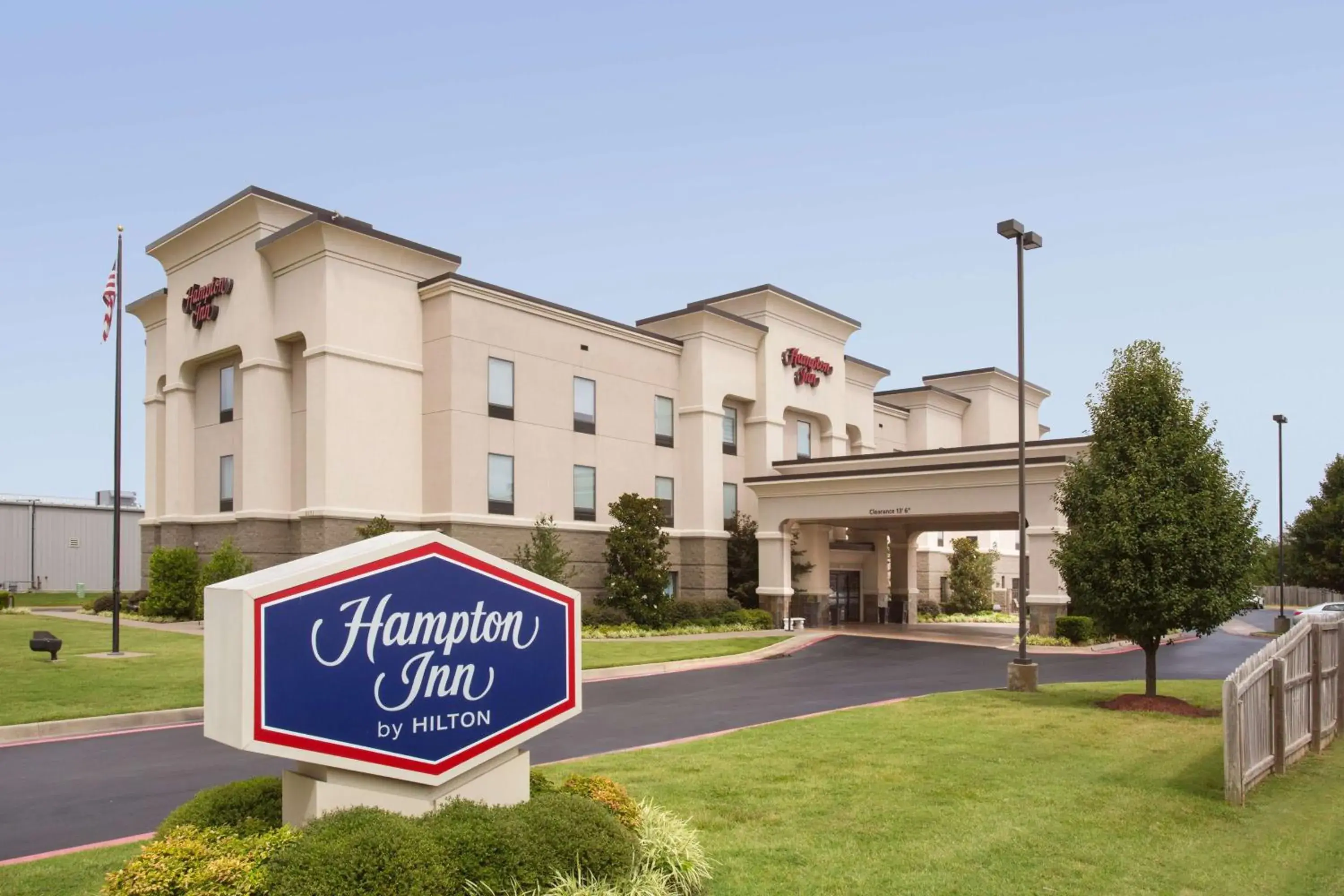 Property building in Hampton Inn Siloam Springs Property building in Hampton Inn Siloam Springs
