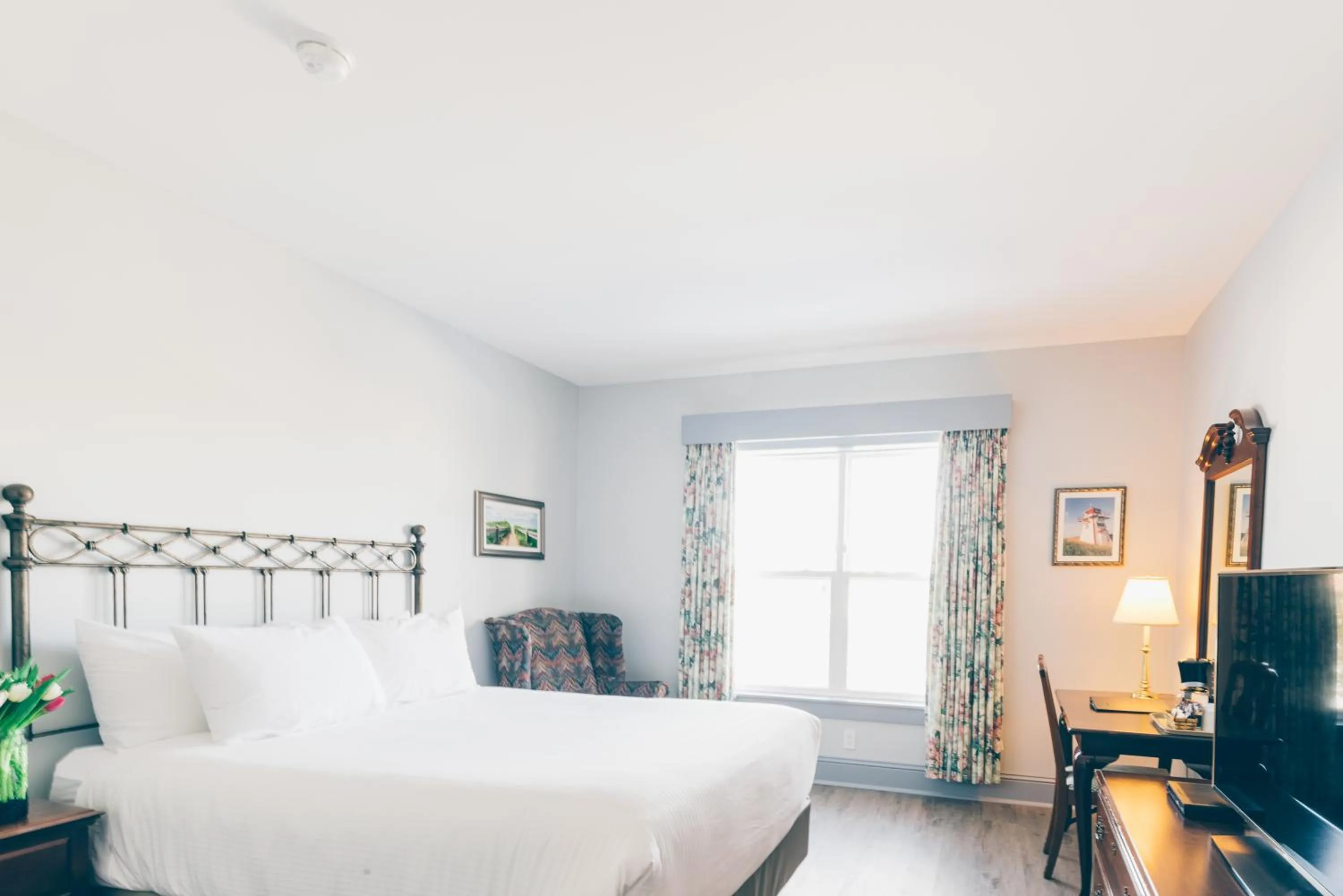 Bed in The Loyalist Country Inn & Conference Centre