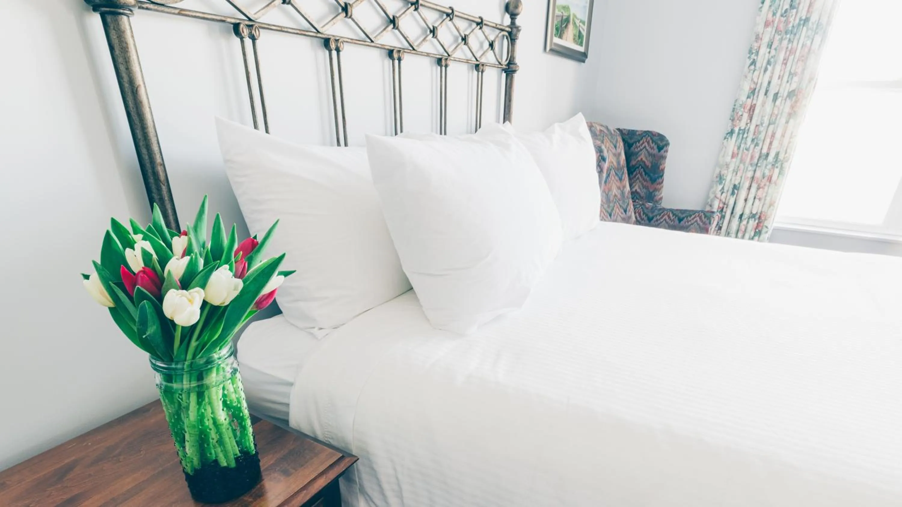 Bed in The Loyalist Country Inn & Conference Centre