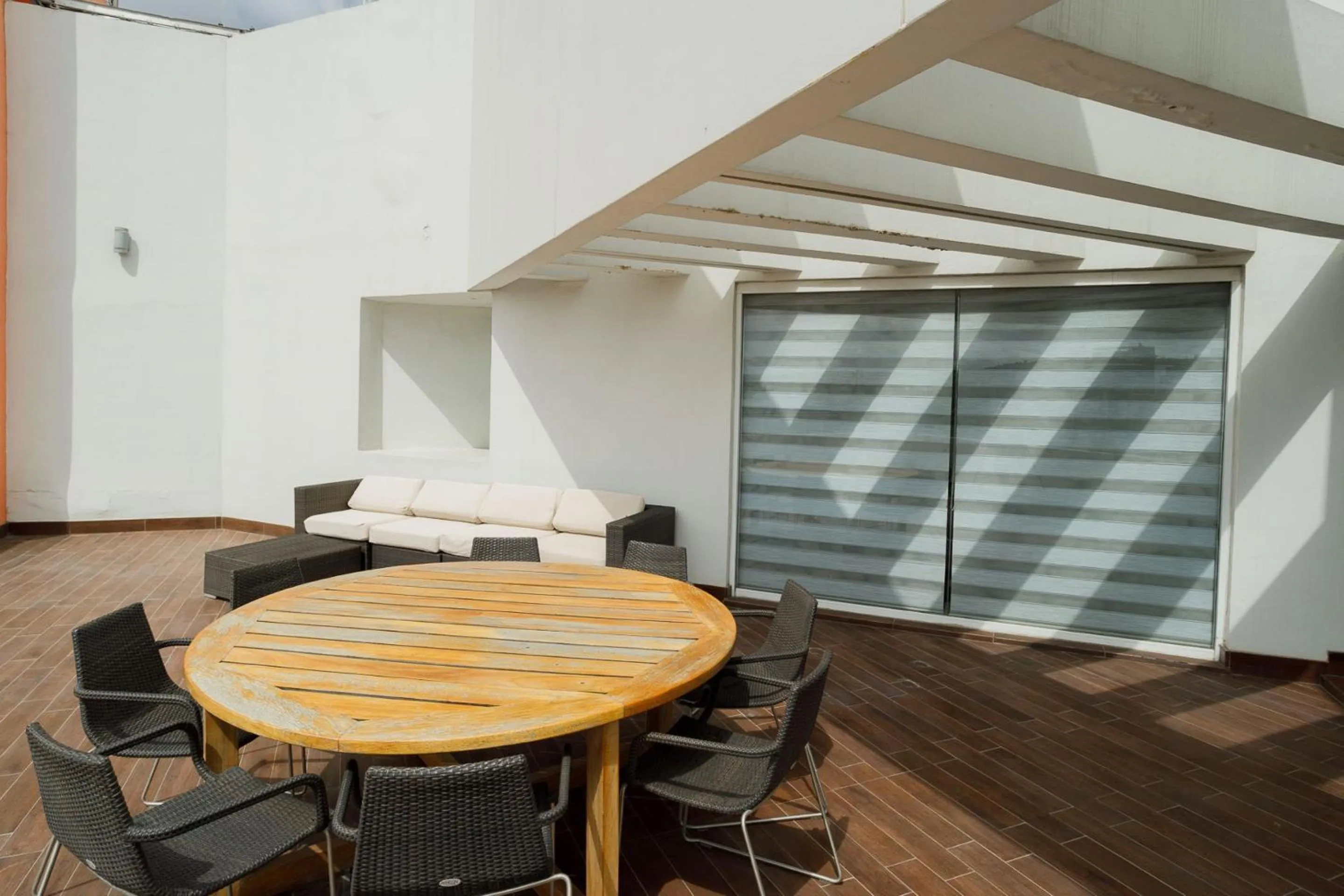 Photo of the whole room in Real Inn Tijuana by Camino Real Hoteles