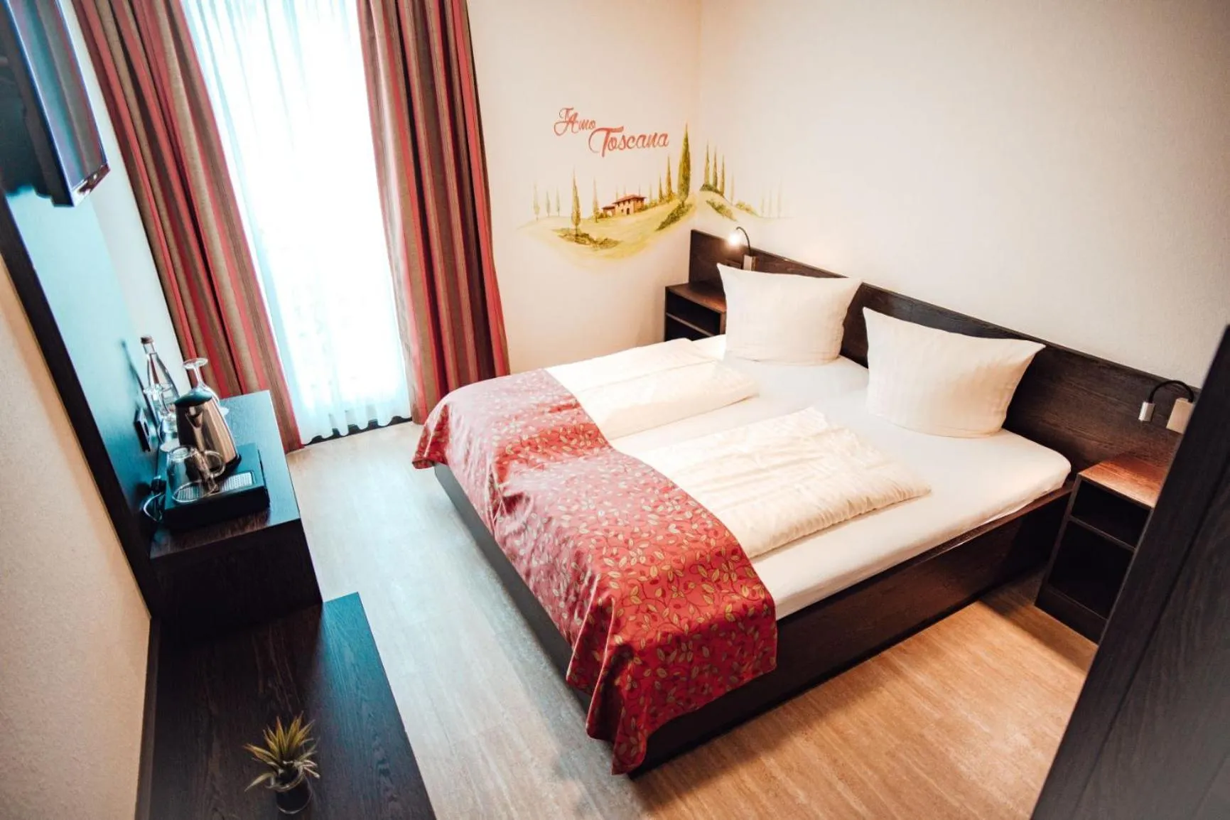 Photo of the whole room, Bed in Hotel La Toscana Nähe Europapark und Rulantica