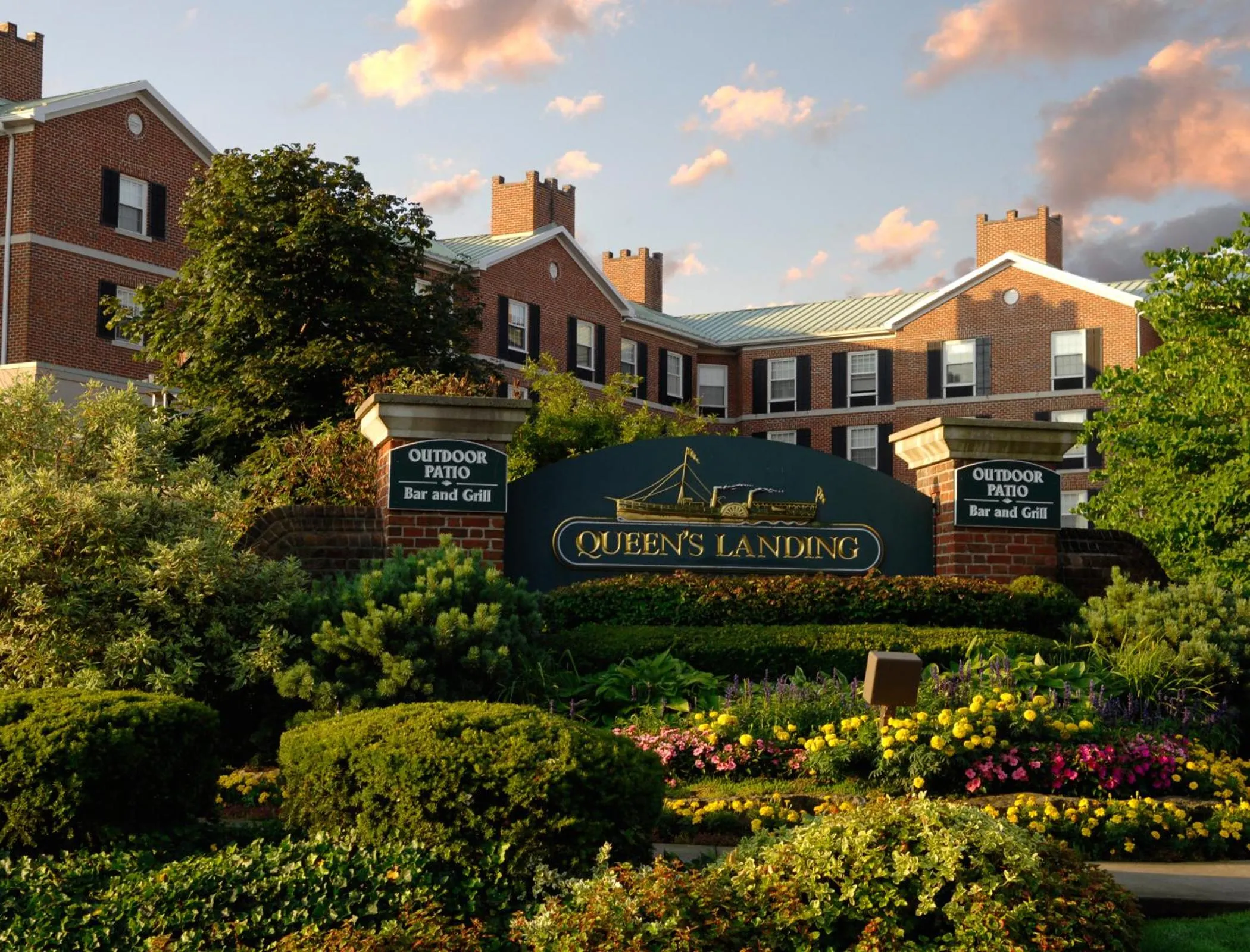 Facade/entrance in Queens Landing