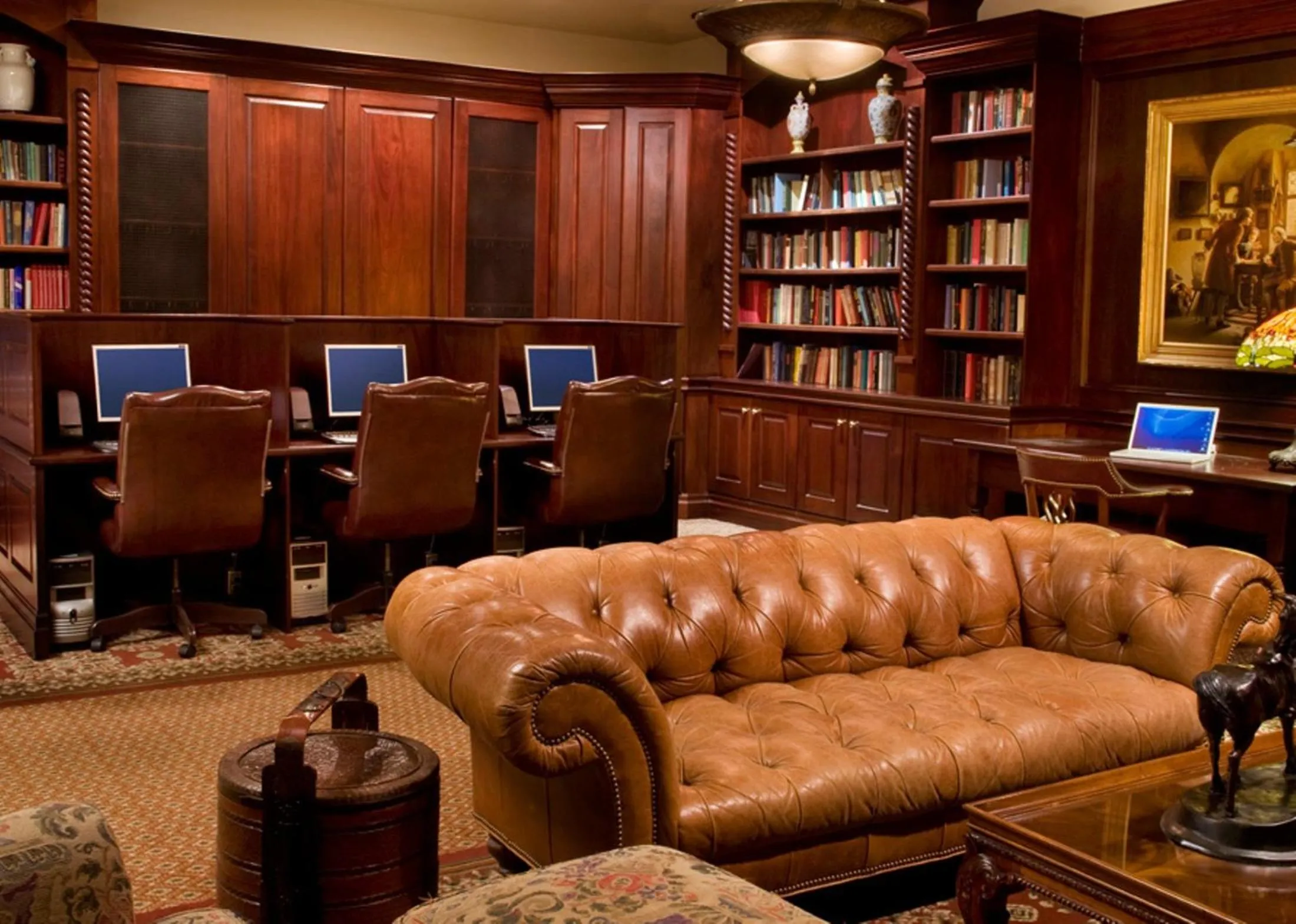 Business facilities in Queens Landing