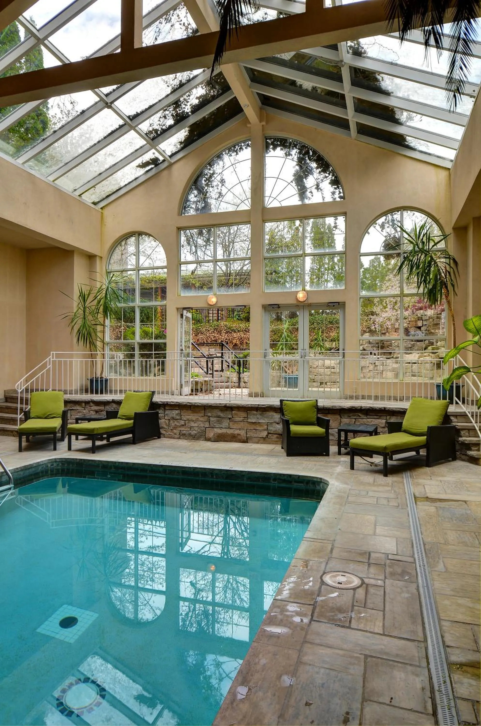 Swimming pool in Queens Landing