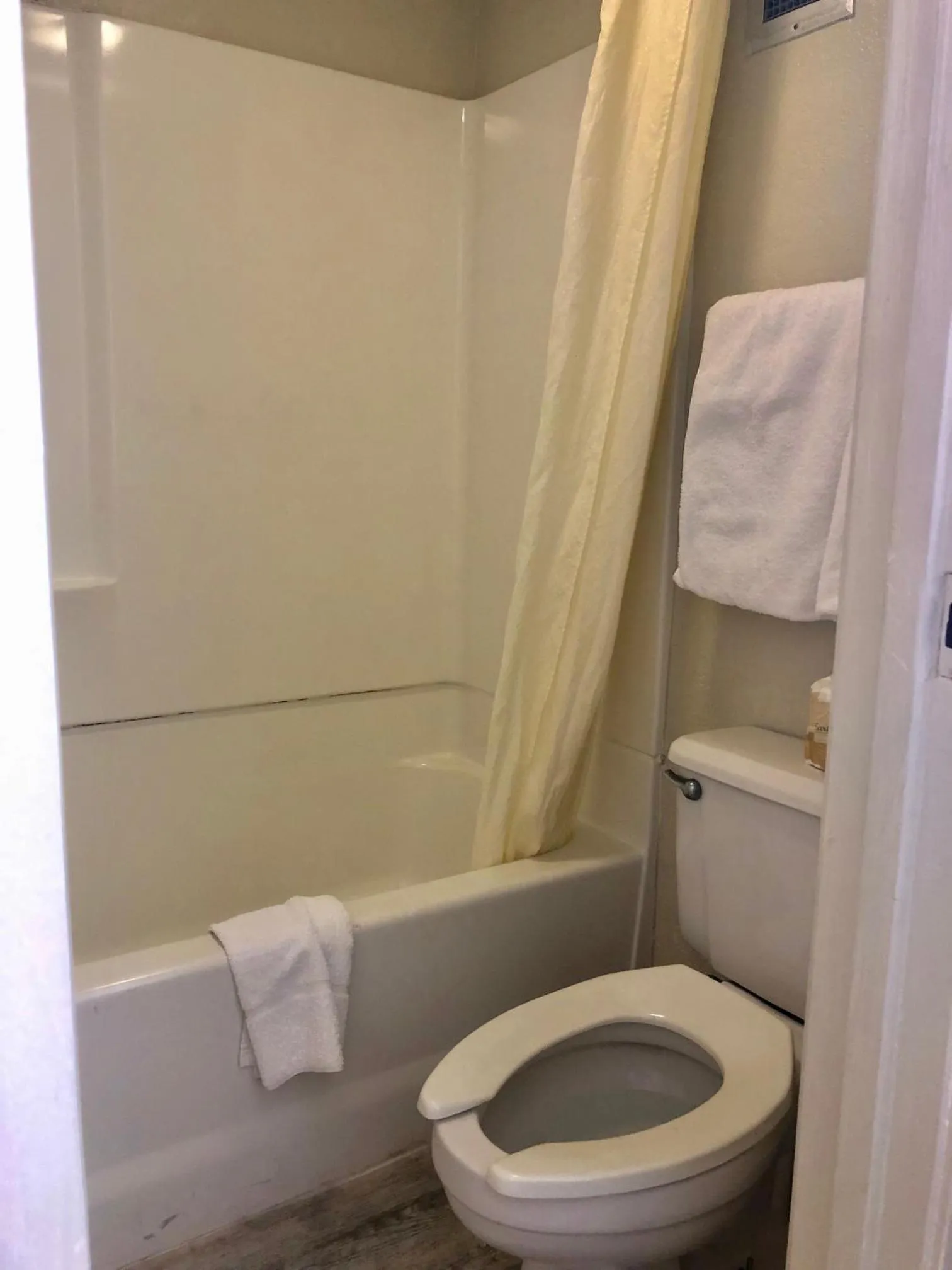 Shower in Somatel Nashville Airport