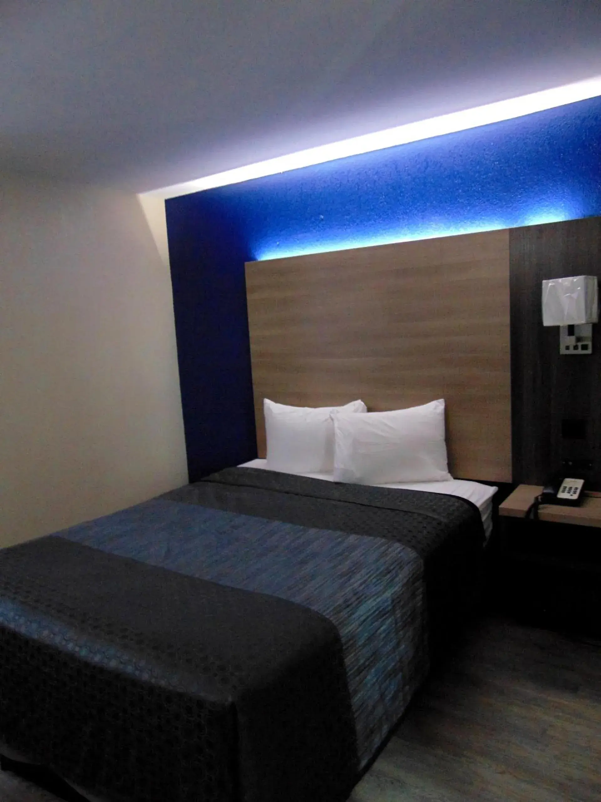 Bed in Somatel Nashville Airport Bed in Somatel Nashville Airport