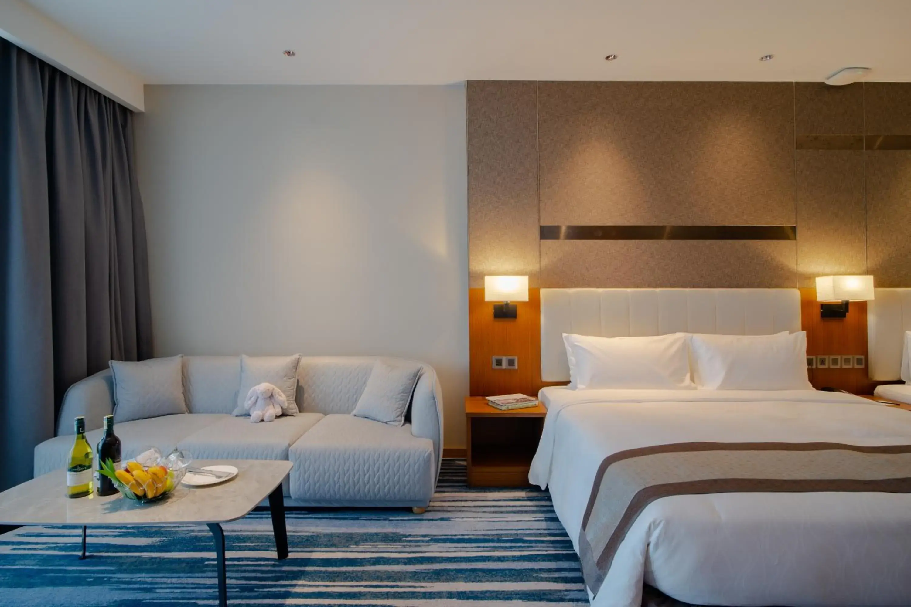 Seating area, Bed in Horizon Hotel Seating area, Bed in Horizon Hotel