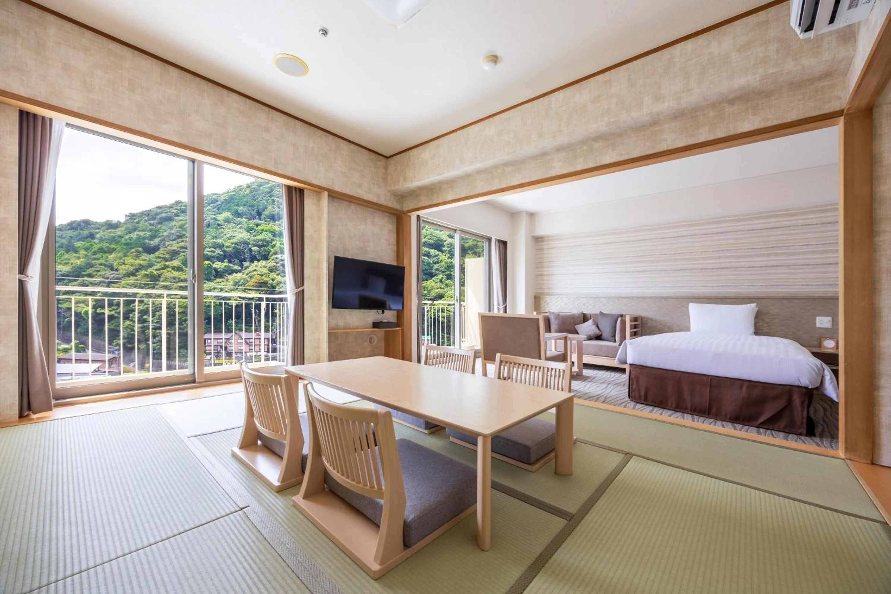 Photo of the whole room, Bed in Yumoto Fujiya Hotel