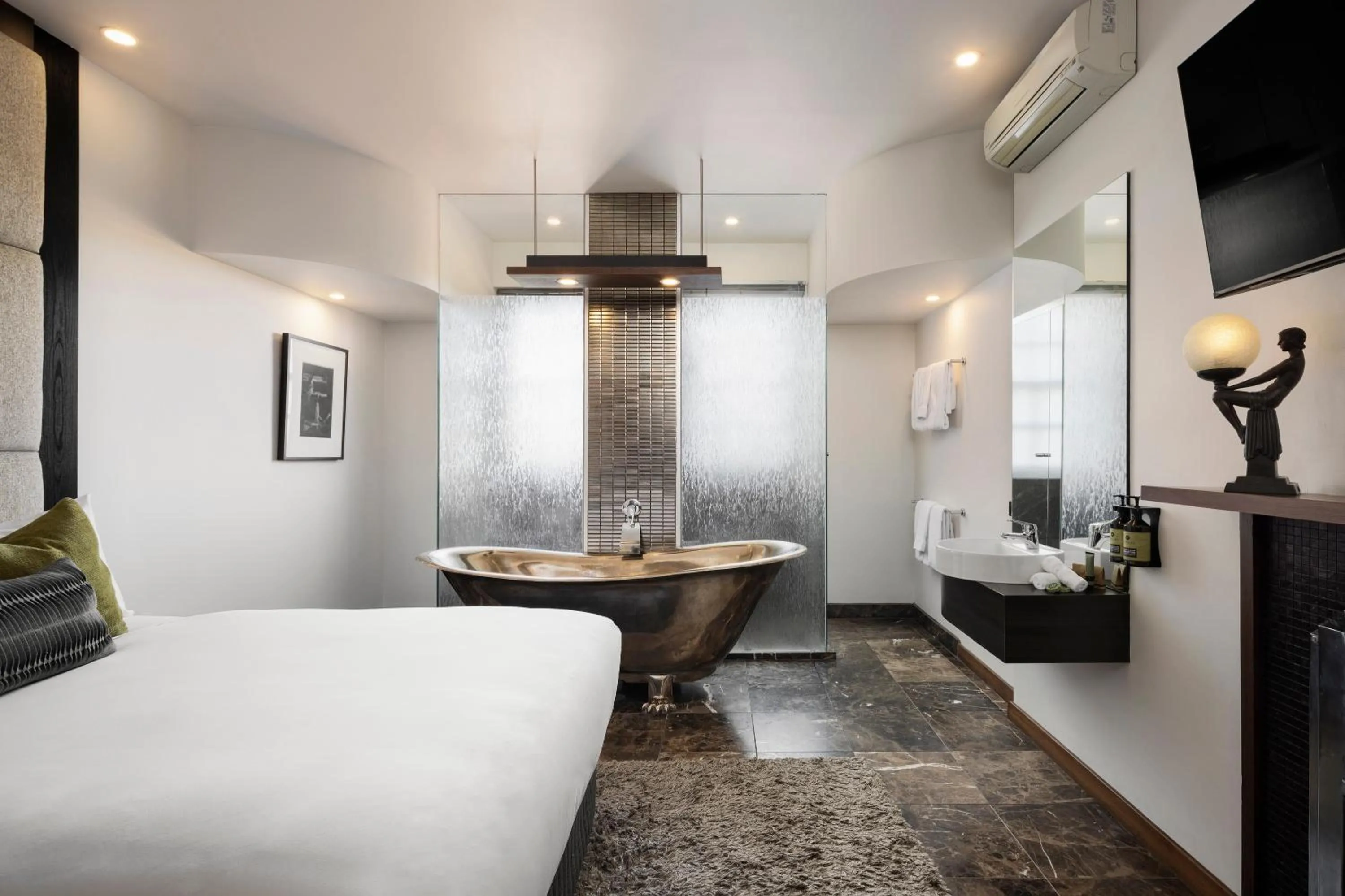 Bathroom, Bed in Mineral Springs Hotel Hepburn