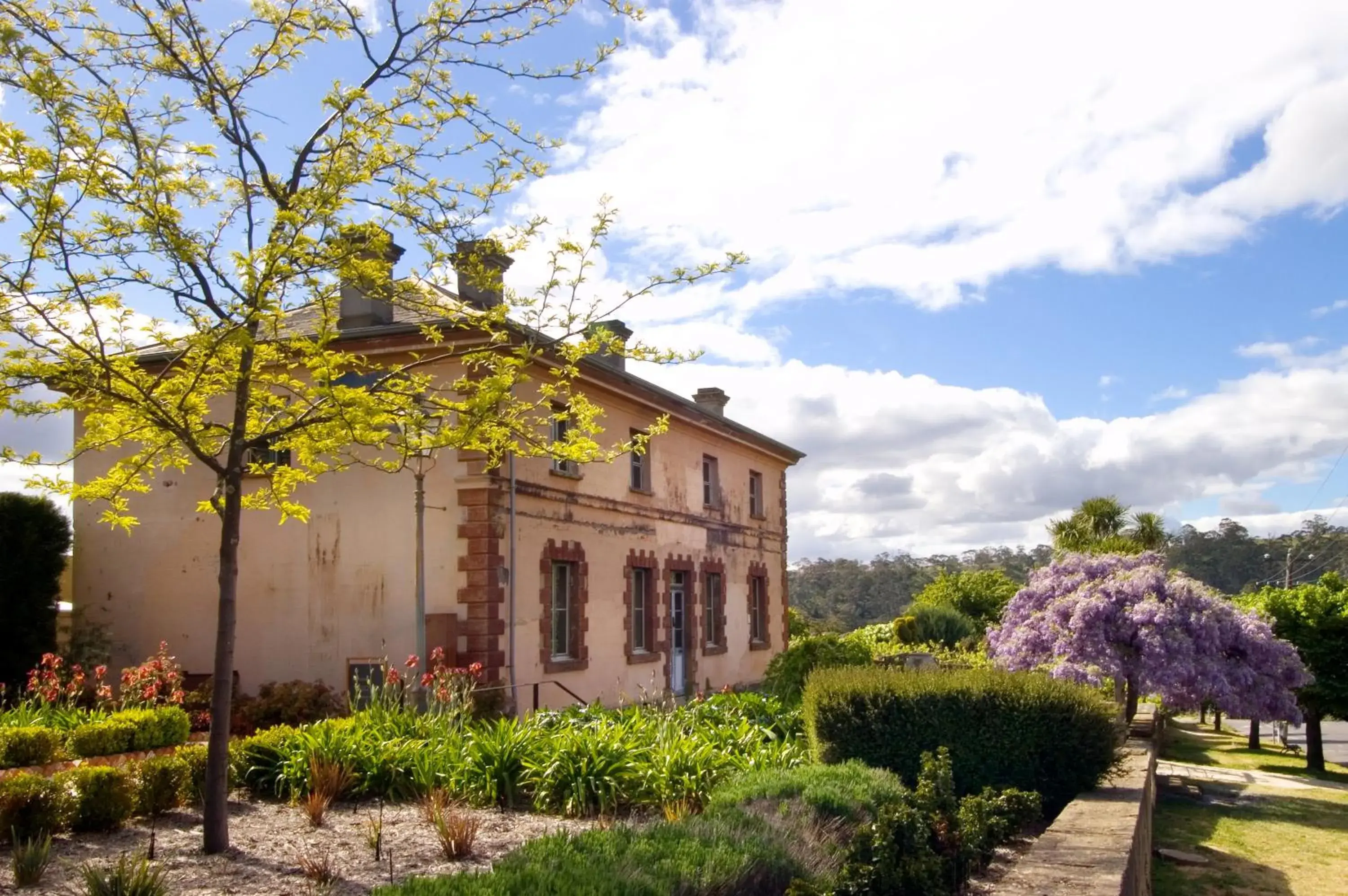 Facade/entrance in Mineral Springs Hotel Hepburn Facade/entrance in Mineral Springs Hotel Hepburn