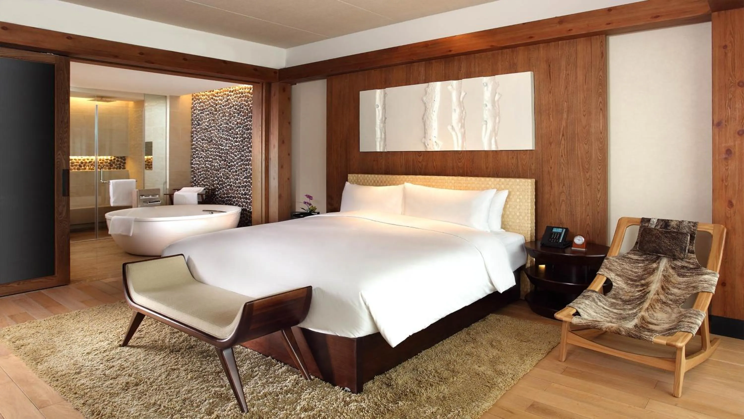 Photo of the whole room, Bed in InterContinental One Thousand Island Lake Resort, an IHG Hotel
