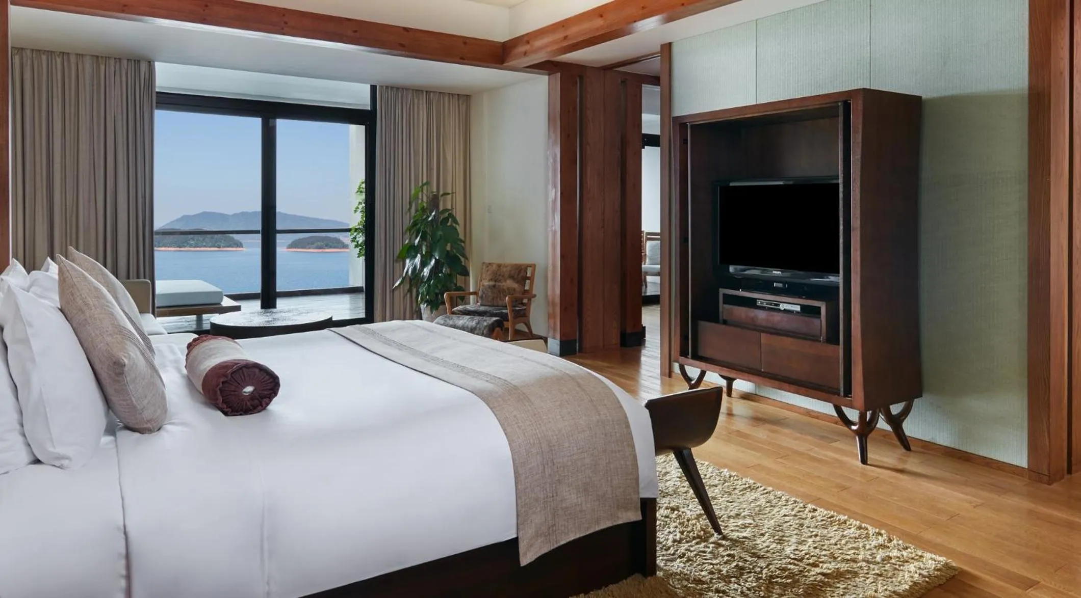Photo of the whole room, Bed in InterContinental One Thousand Island Lake Resort, an IHG Hotel