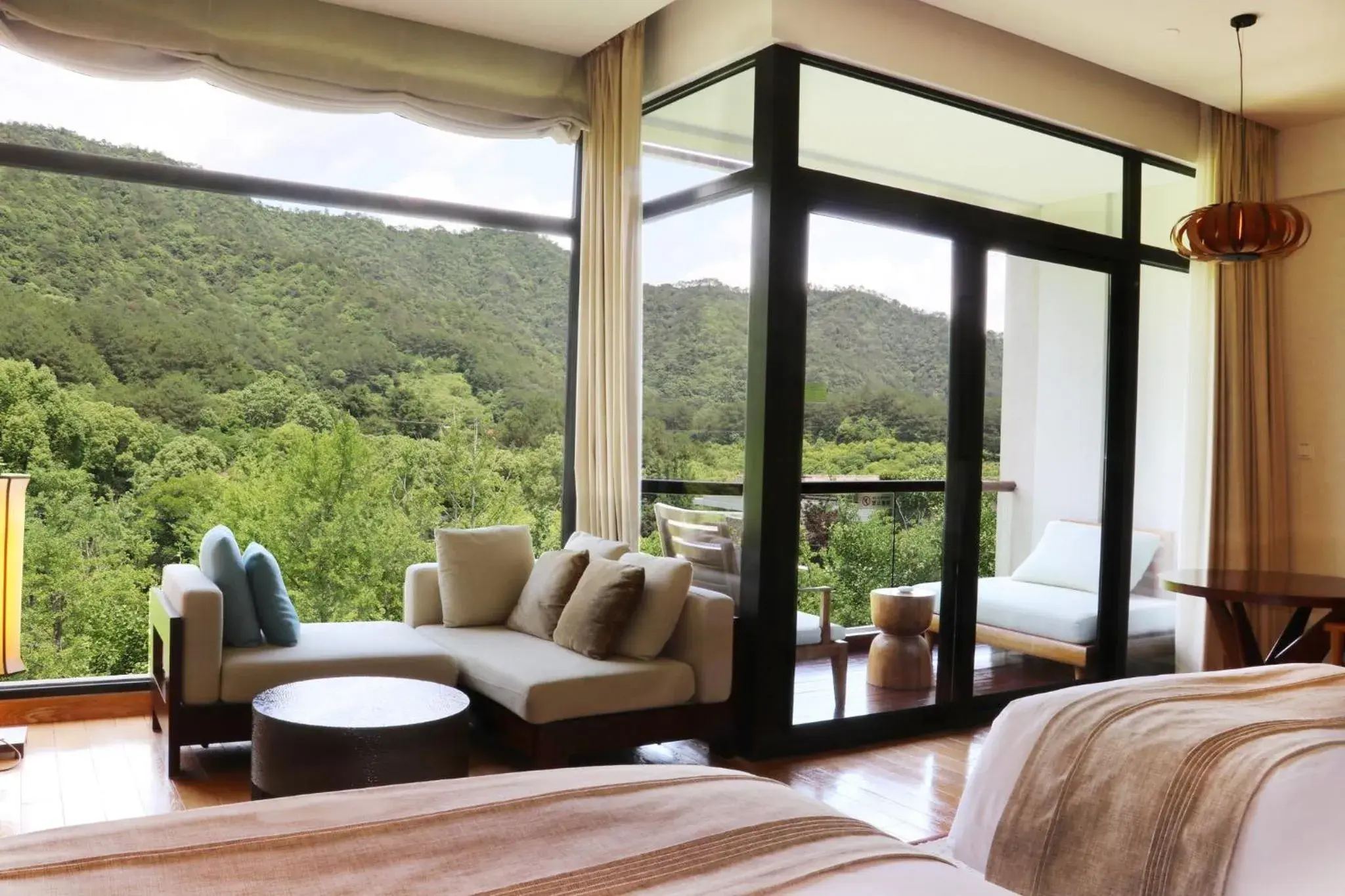 Classic Twin Room with Forest View in InterContinental One Thousand Island Lake Resort, an IHG Hotel Classic Twin Room with Forest View in InterContinental One Thousand Island Lake Resort, an IHG Hotel