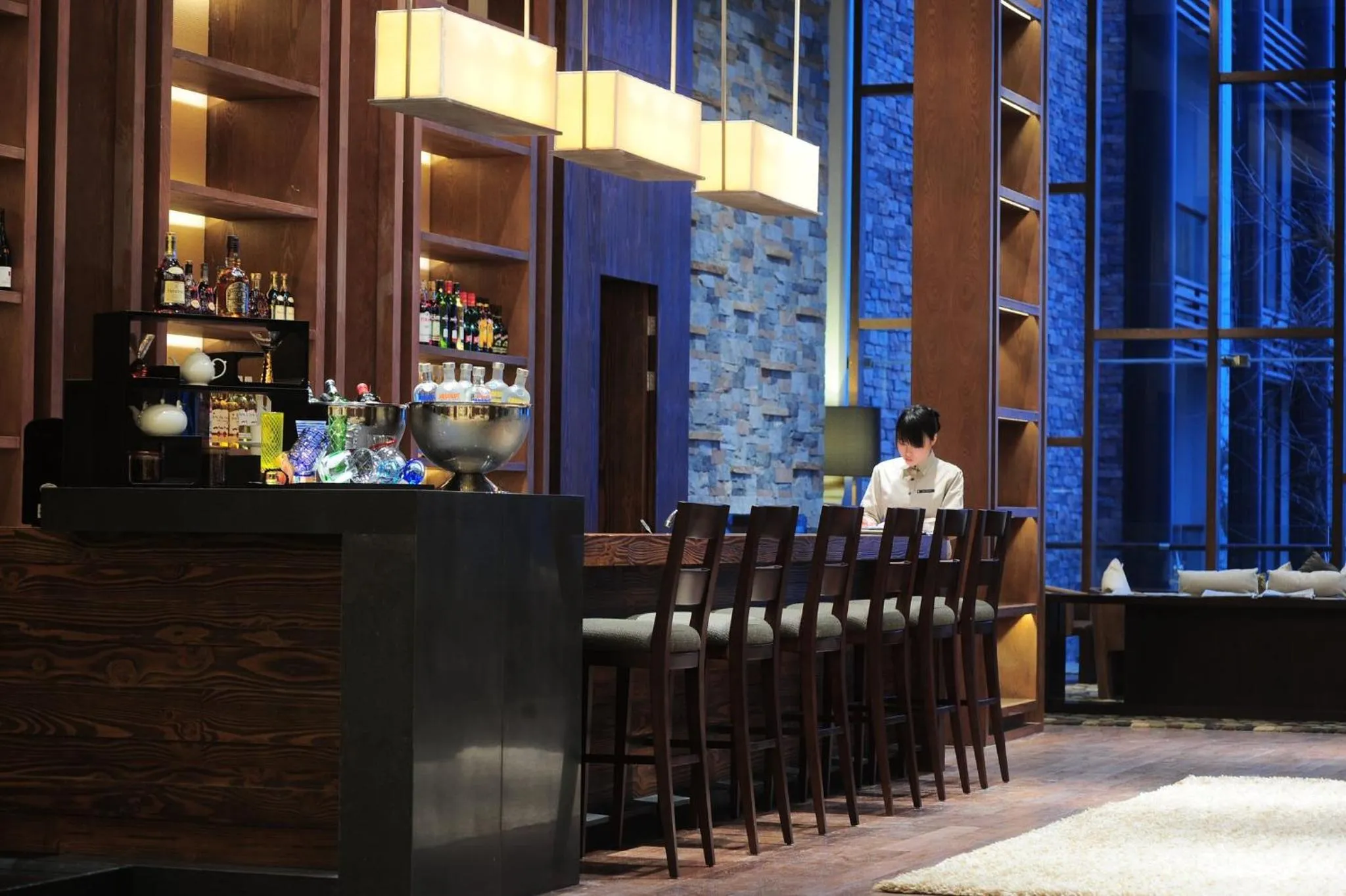 Lounge or bar in InterContinental One Thousand Island Lake Resort, an IHG Hotel