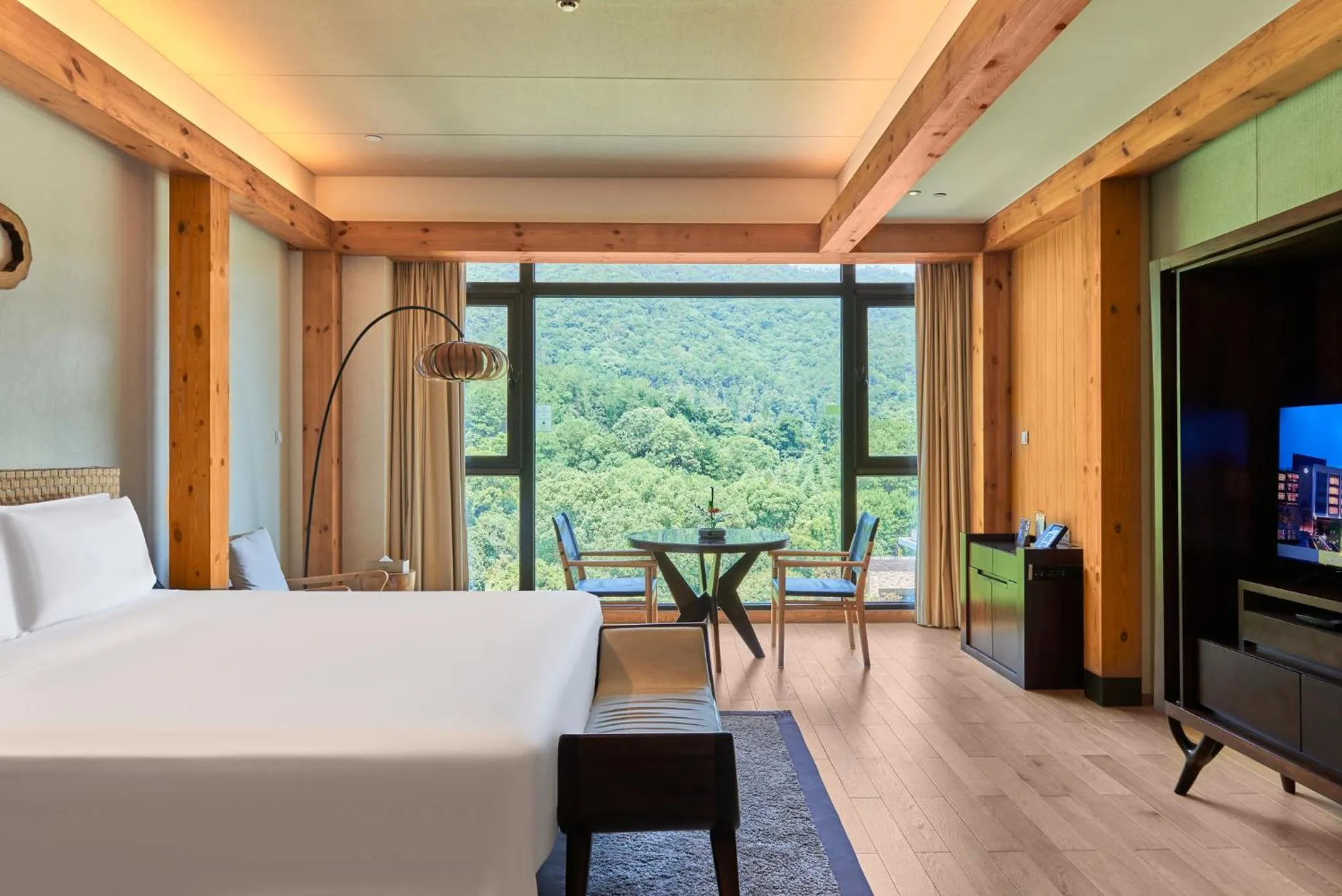 Photo of the whole room, Bed in InterContinental One Thousand Island Lake Resort, an IHG Hotel