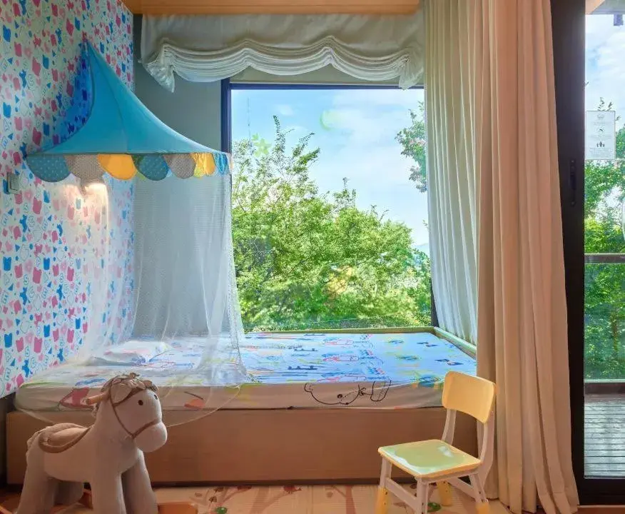 Bed in InterContinental One Thousand Island Lake Resort, an IHG Hotel Bed in InterContinental One Thousand Island Lake Resort, an IHG Hotel