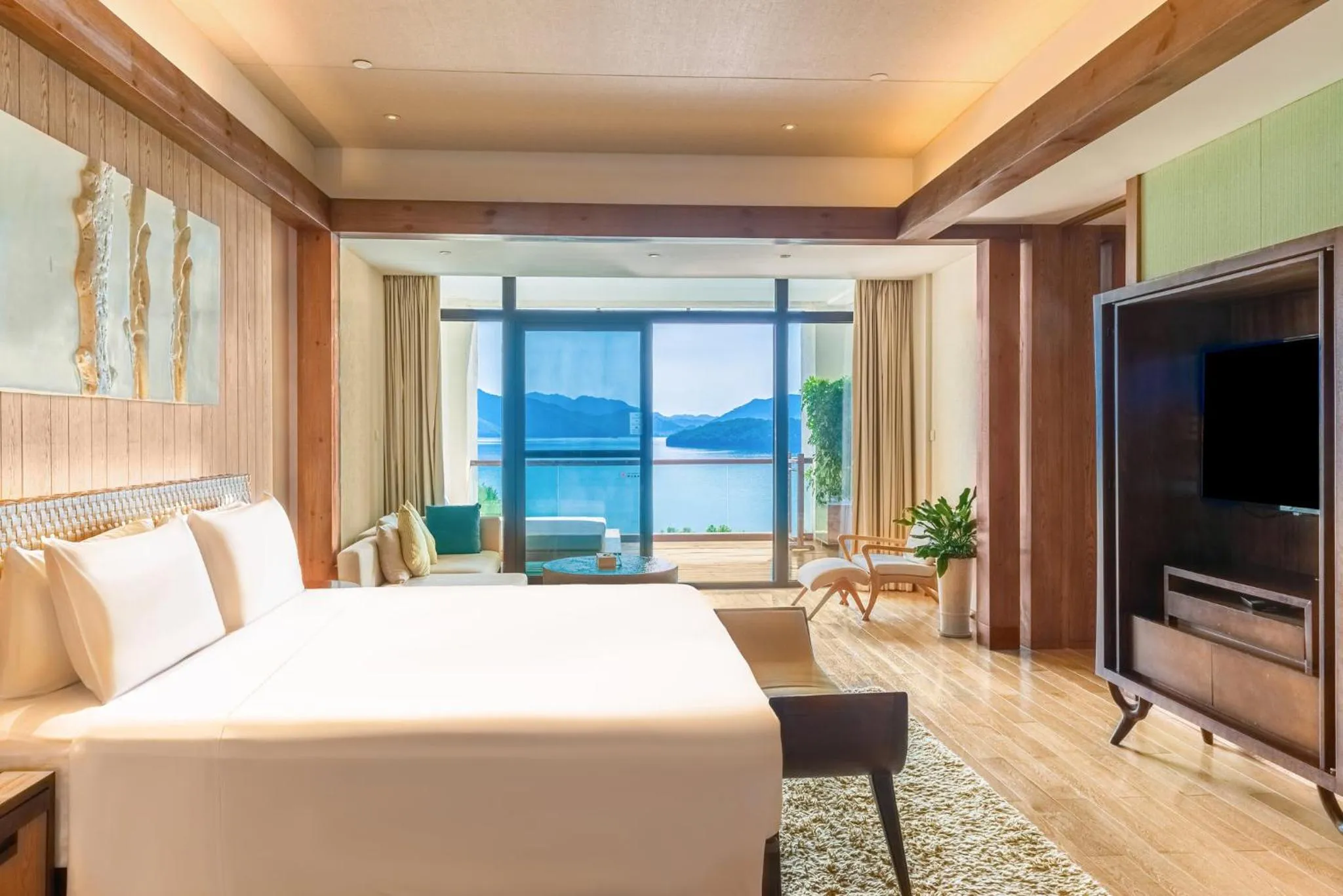 Photo of the whole room, Bed in InterContinental One Thousand Island Lake Resort, an IHG Hotel