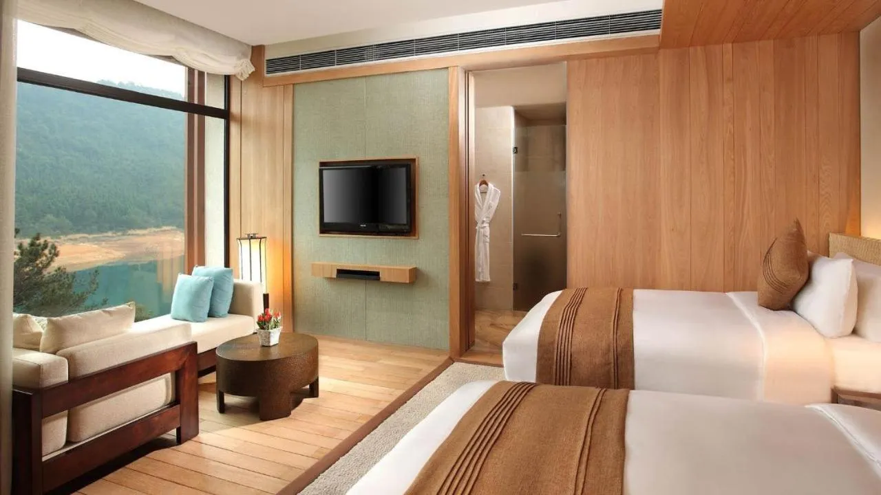 Bed in InterContinental One Thousand Island Lake Resort, an IHG Hotel