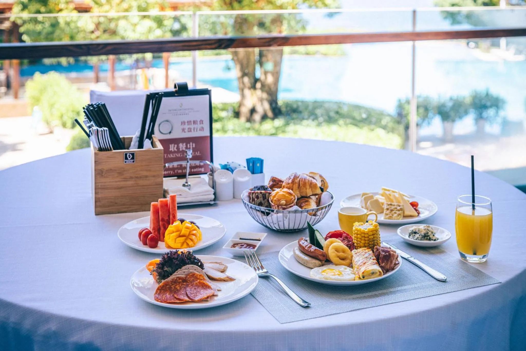 Breakfast in InterContinental One Thousand Island Lake Resort, an IHG Hotel