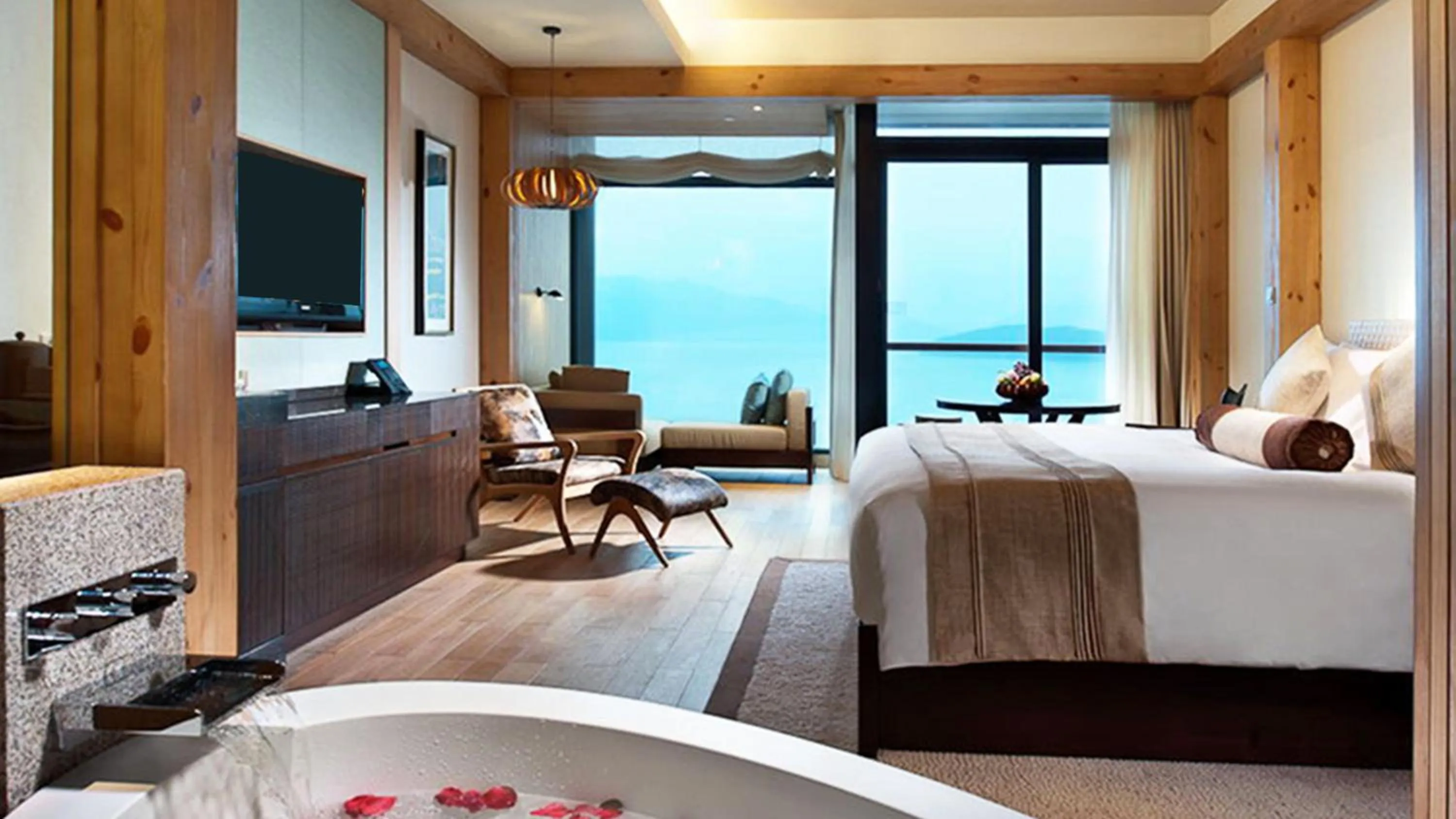 Photo of the whole room, Bed in InterContinental One Thousand Island Lake Resort, an IHG Hotel