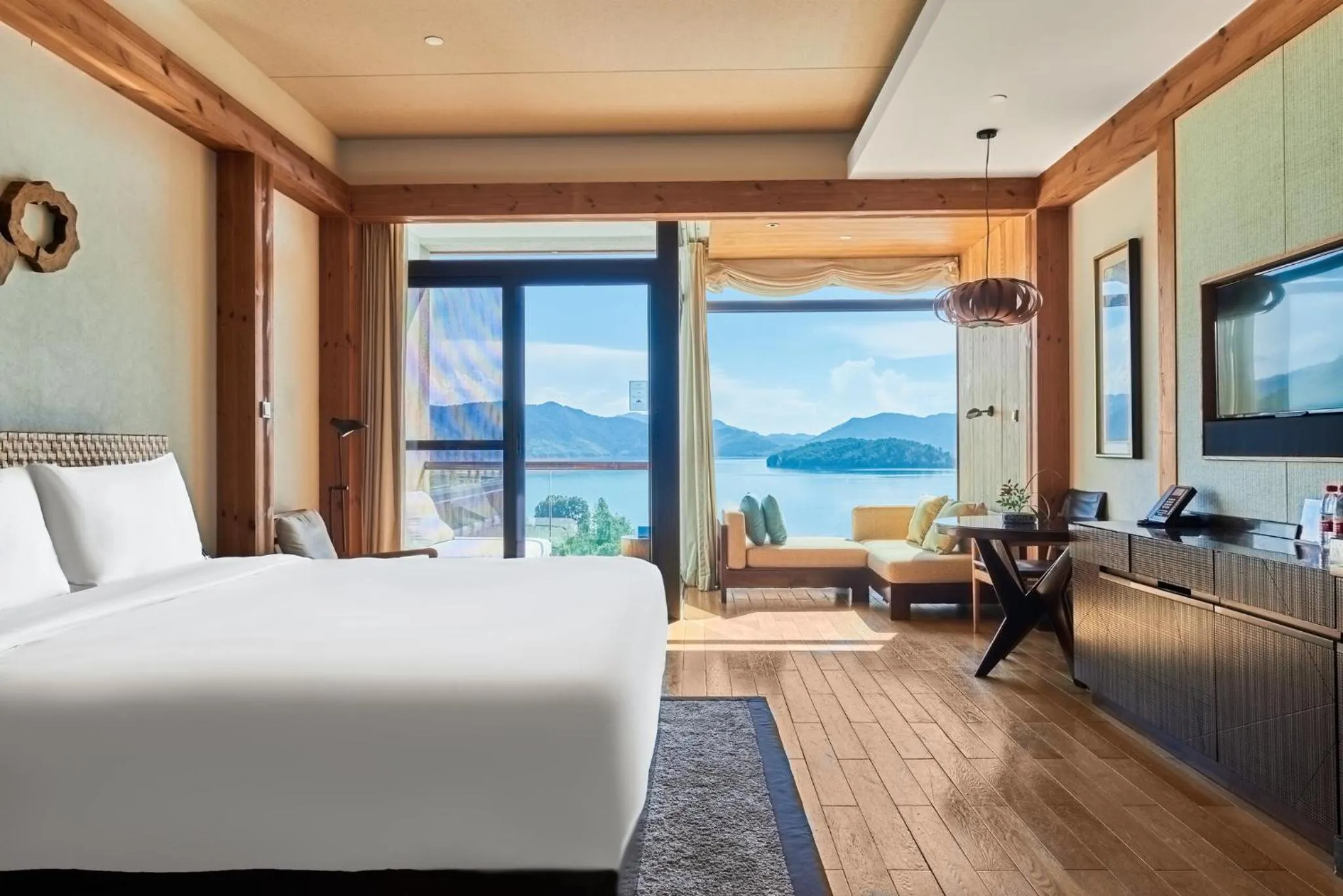 Photo of the whole room, Bed in InterContinental One Thousand Island Lake Resort, an IHG Hotel