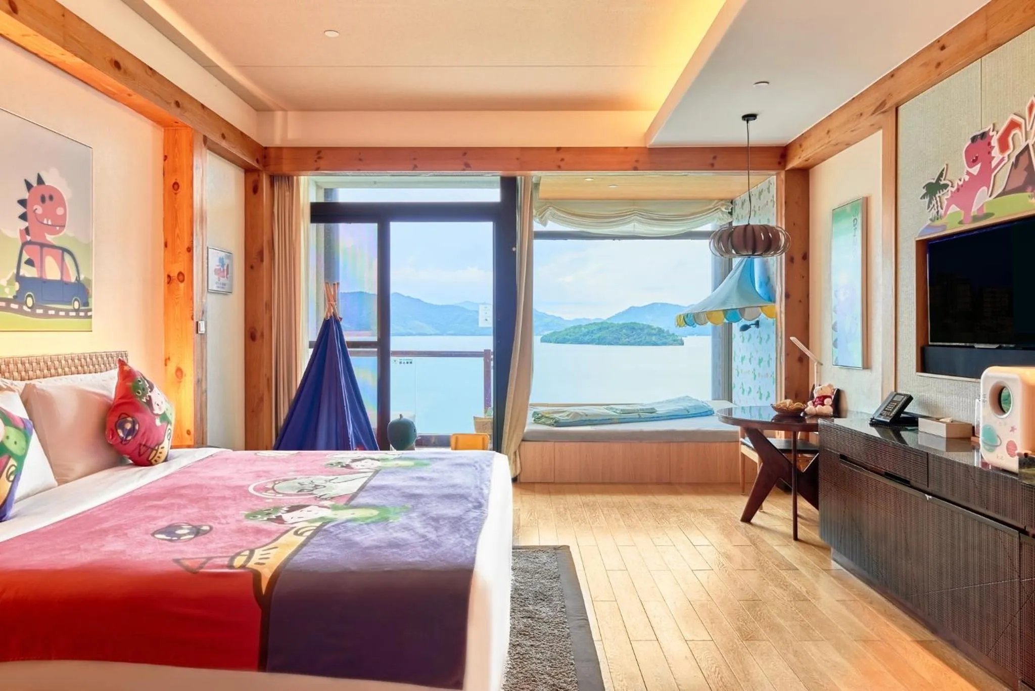 Photo of the whole room, Bed in InterContinental One Thousand Island Lake Resort, an IHG Hotel