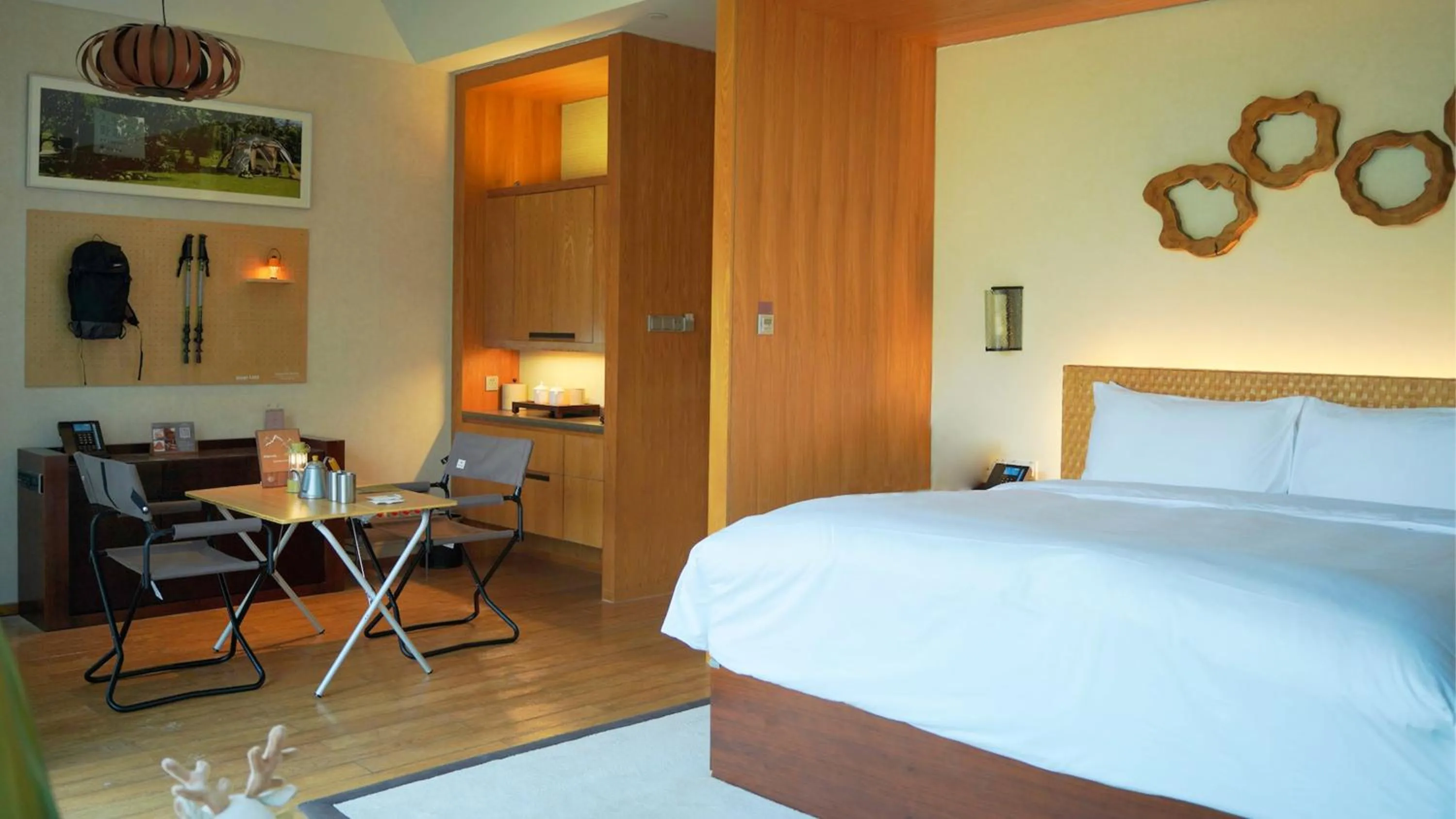 Photo of the whole room, Bed in InterContinental One Thousand Island Lake Resort, an IHG Hotel