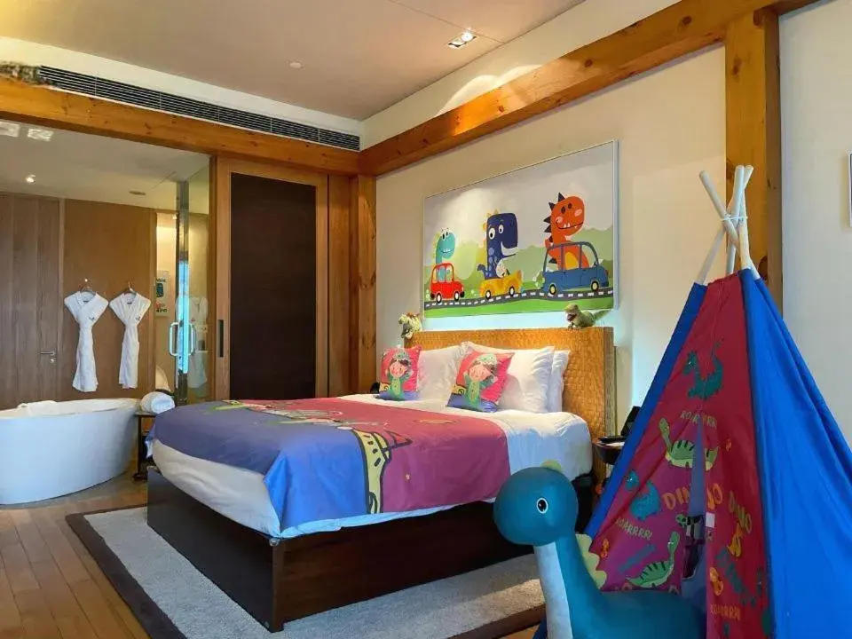 Bed in InterContinental One Thousand Island Lake Resort, an IHG Hotel Bed in InterContinental One Thousand Island Lake Resort, an IHG Hotel