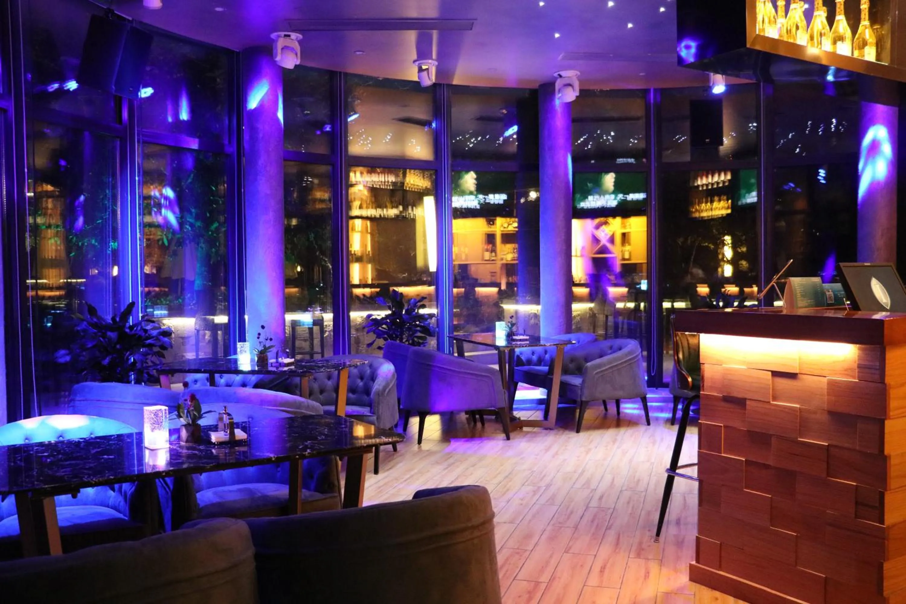 Lounge or bar in InterContinental One Thousand Island Lake Resort, an IHG Hotel