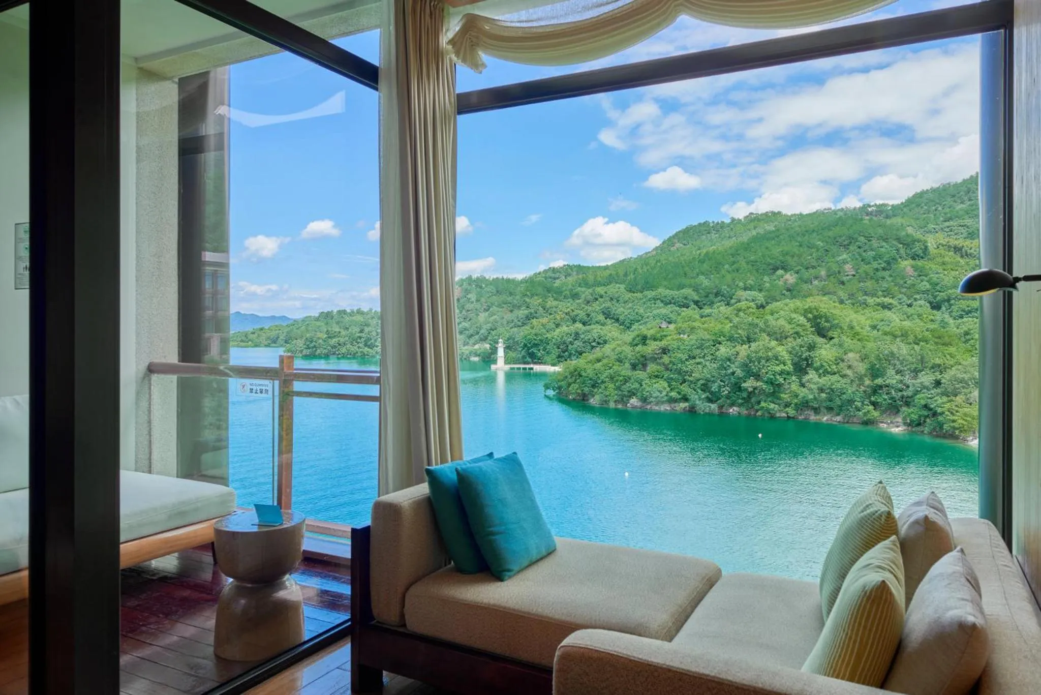 Bedroom in InterContinental One Thousand Island Lake Resort, an IHG Hotel
