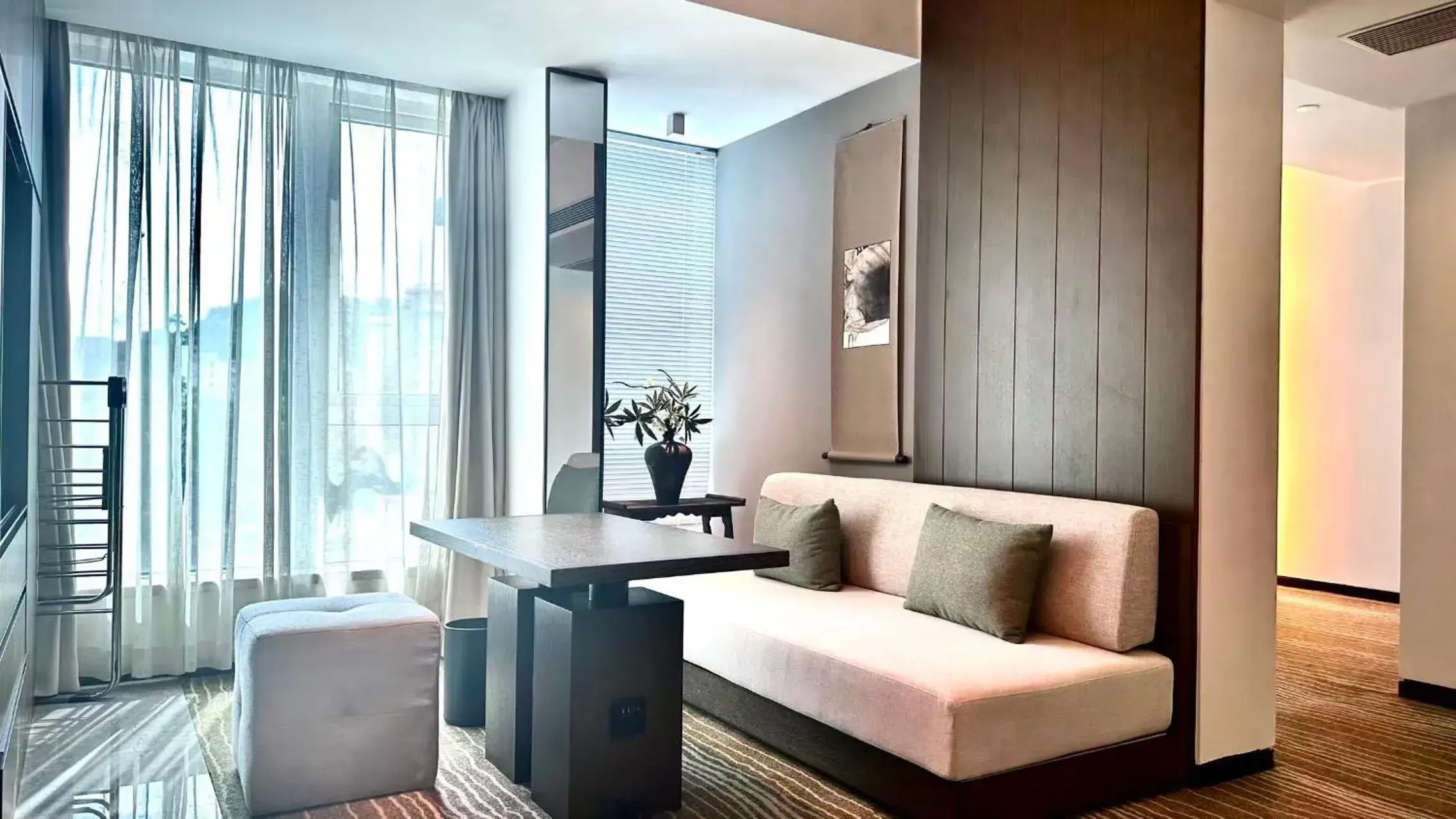Living room, Bed in 广州友和酒店Yuwa Hotel-Free Shuttle Bus to Canton Fair Complex DuringCanton Fair Period Living room, Bed in 广州友和酒店Yuwa Hotel-Free Shuttle Bus to Canton Fair Complex DuringCanton Fair Period