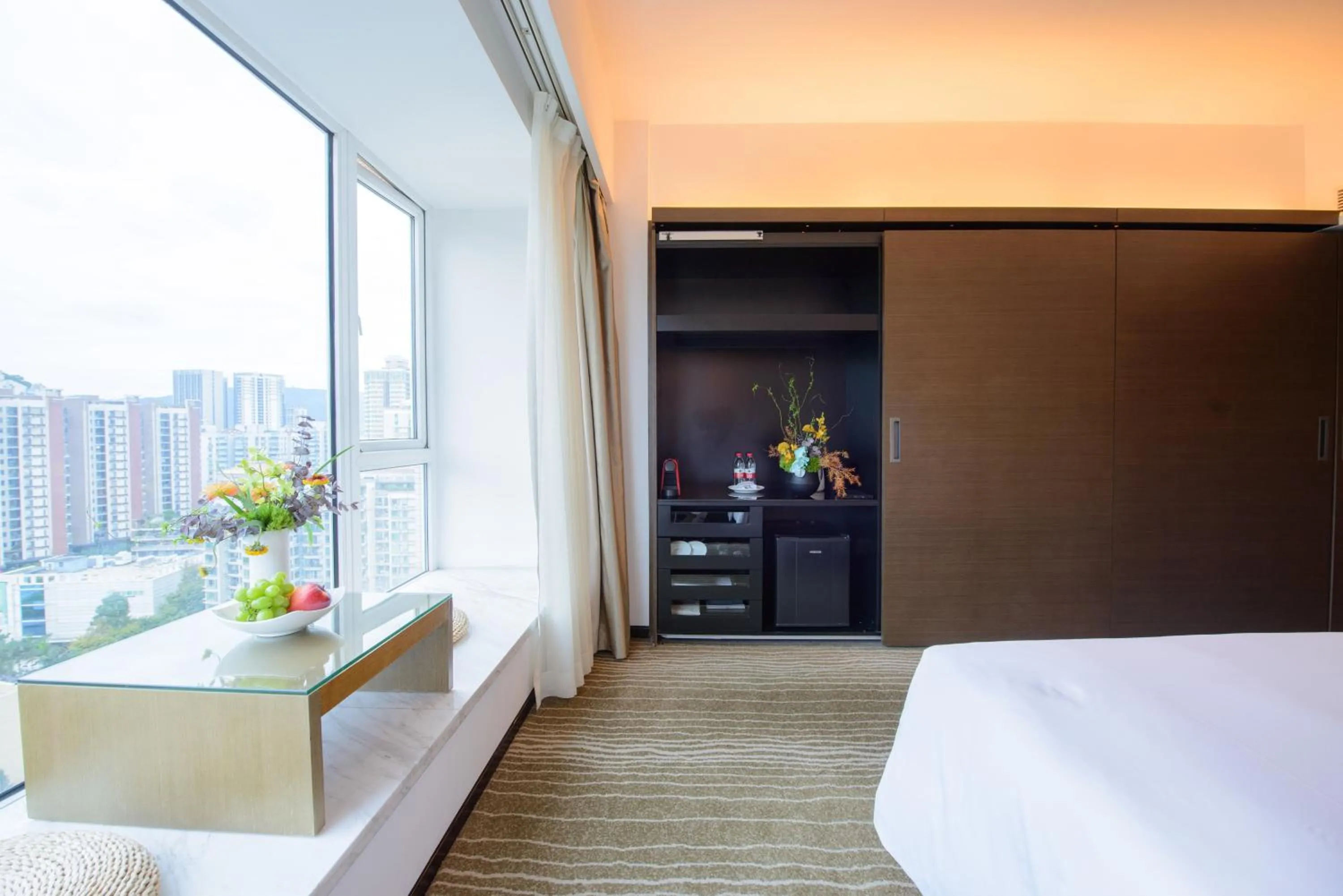 wardrobe, Bed in 广州友和酒店Yuwa Hotel-Free Shuttle Bus to Canton Fair Complex DuringCanton Fair Period