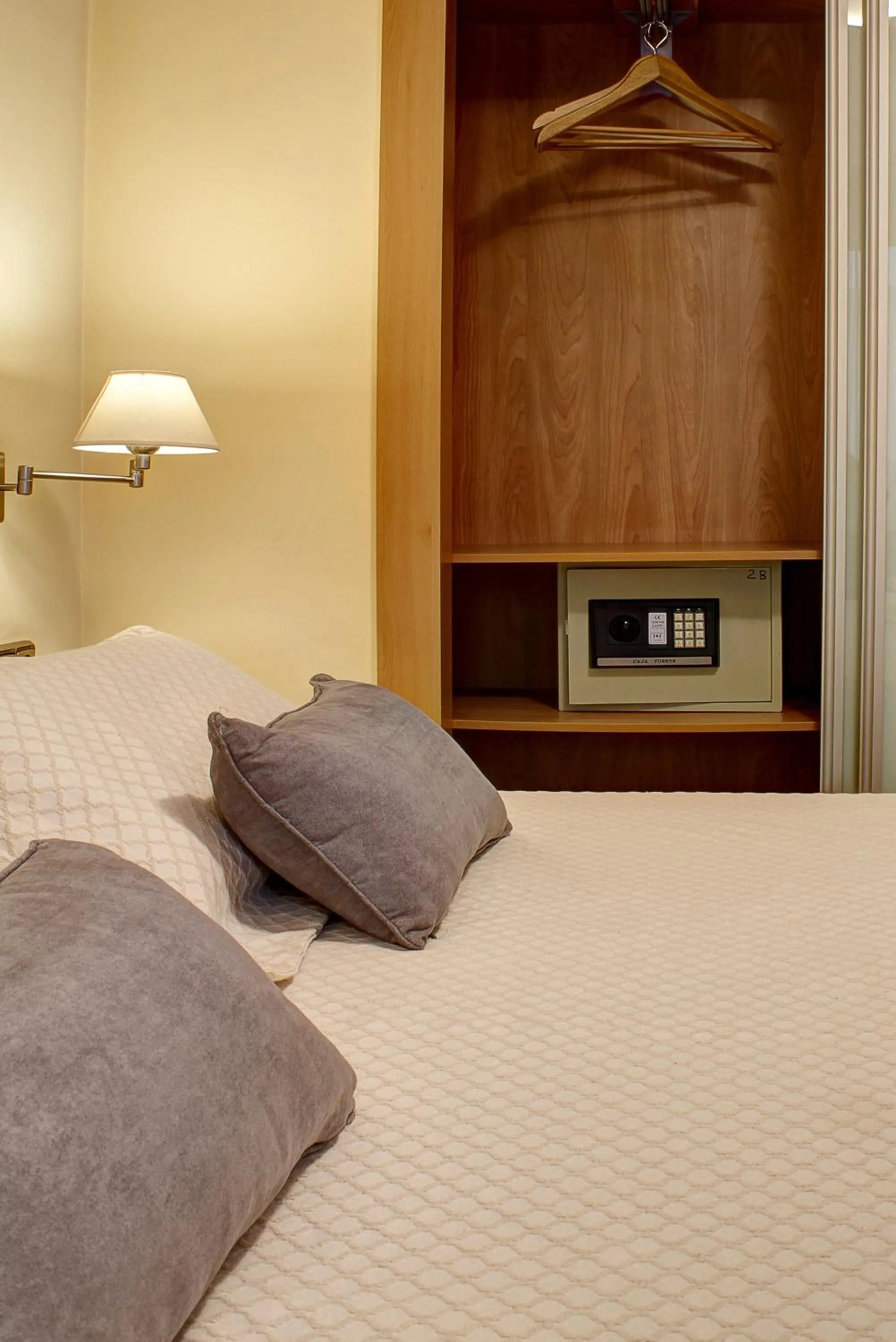 wardrobe, Bed in Apartamentos Turísticos Centro