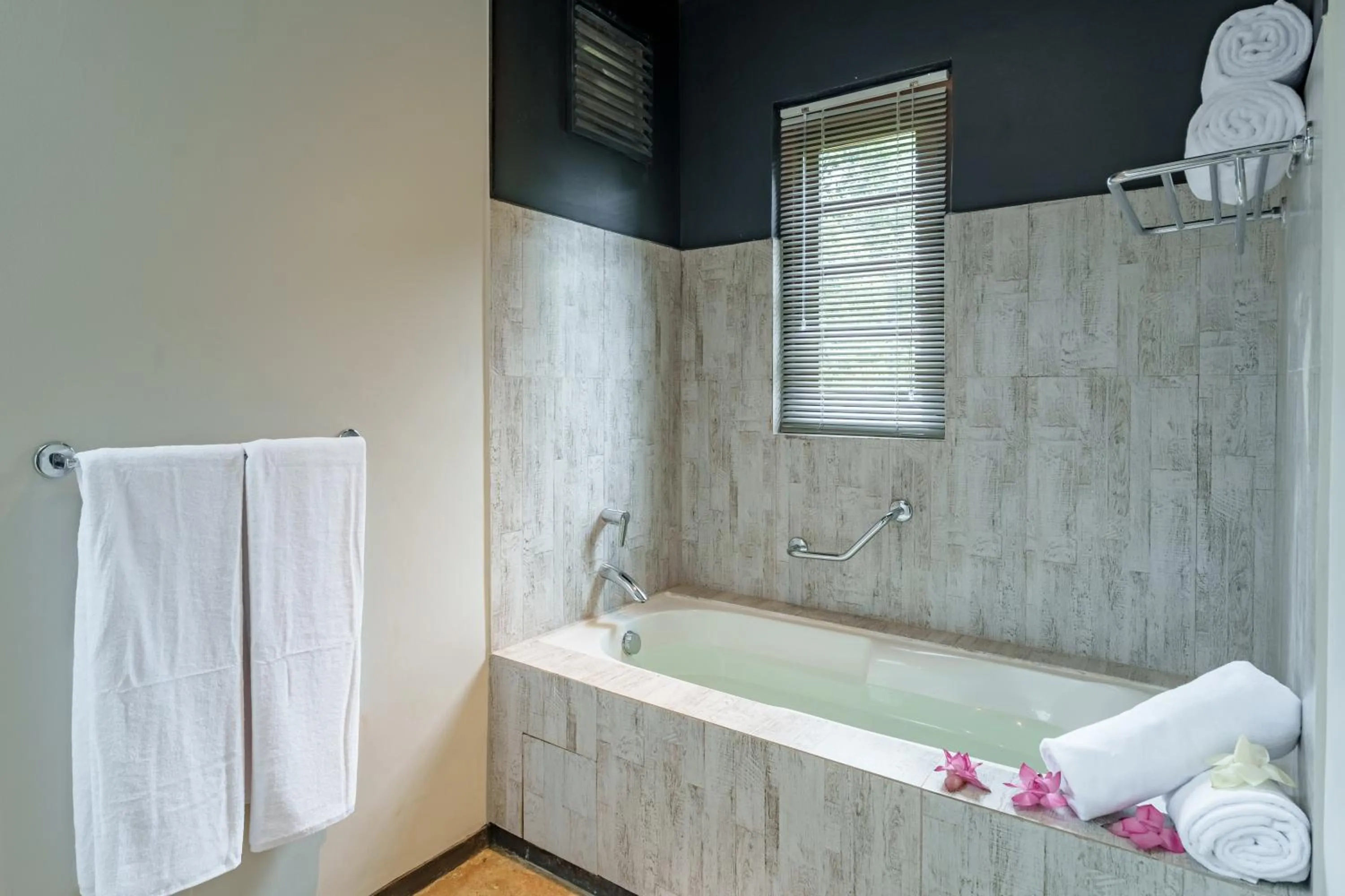 Bath in Ayugiri Ayurveda Wellness Resort Sigiriya