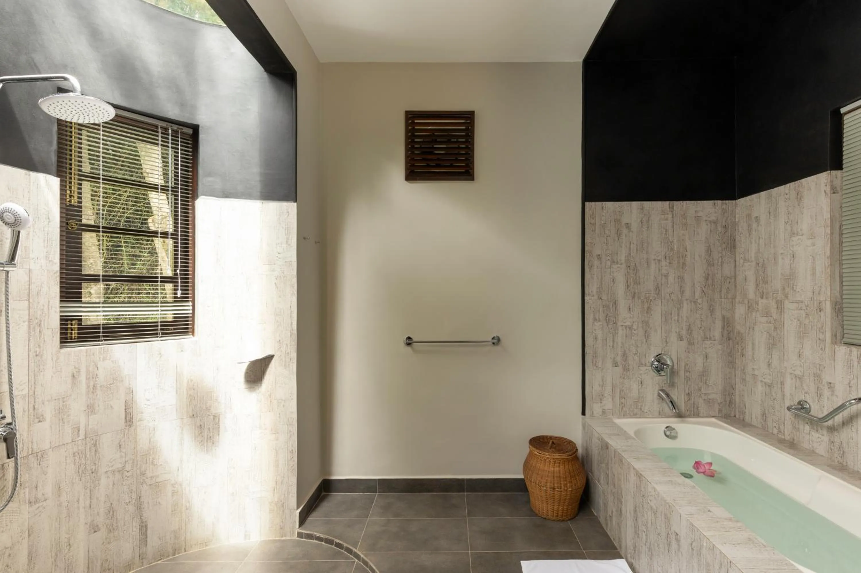Shower in Ayugiri Ayurveda Wellness Resort Sigiriya