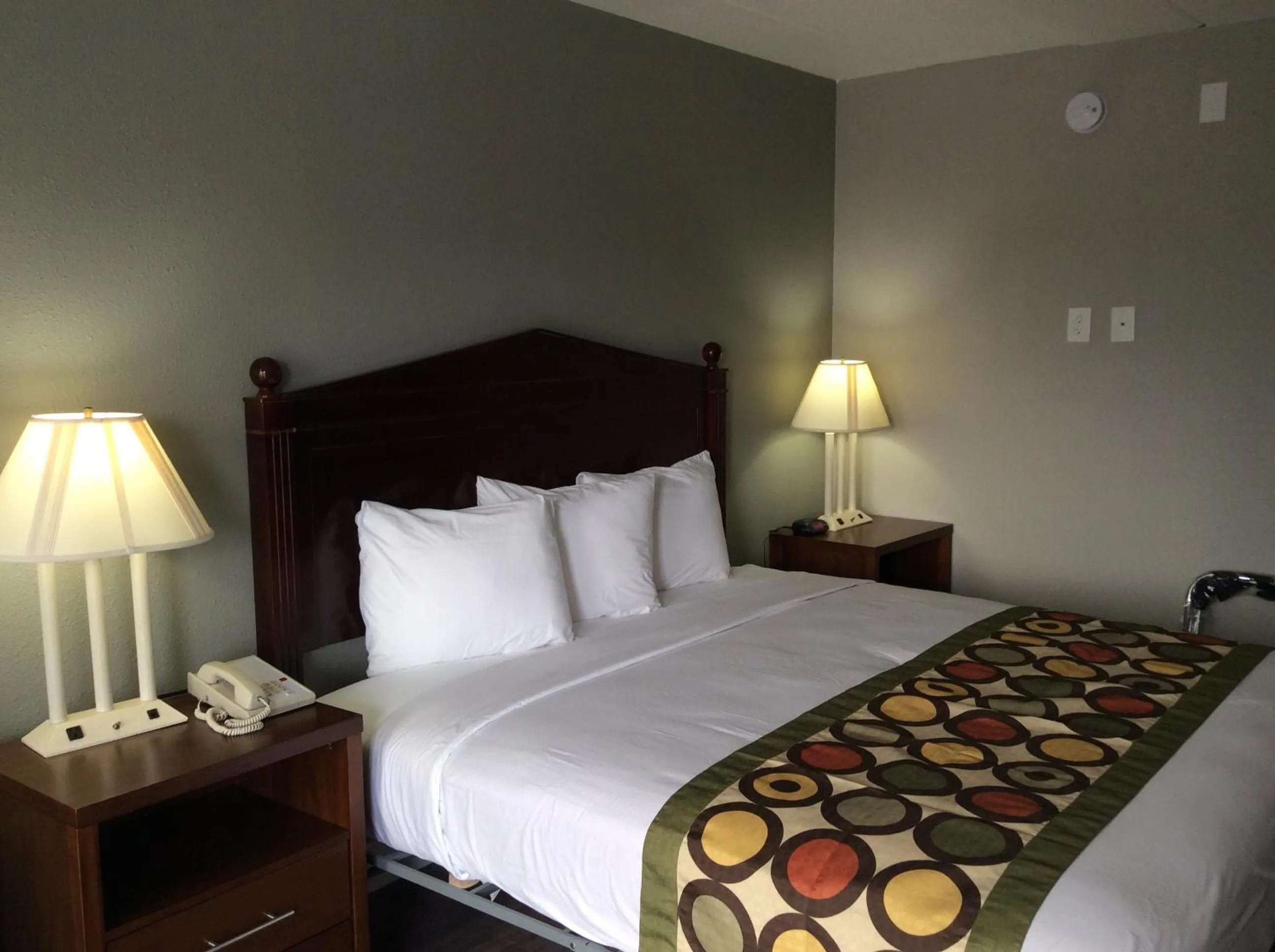 Bedroom, Bed in Ocean's 24