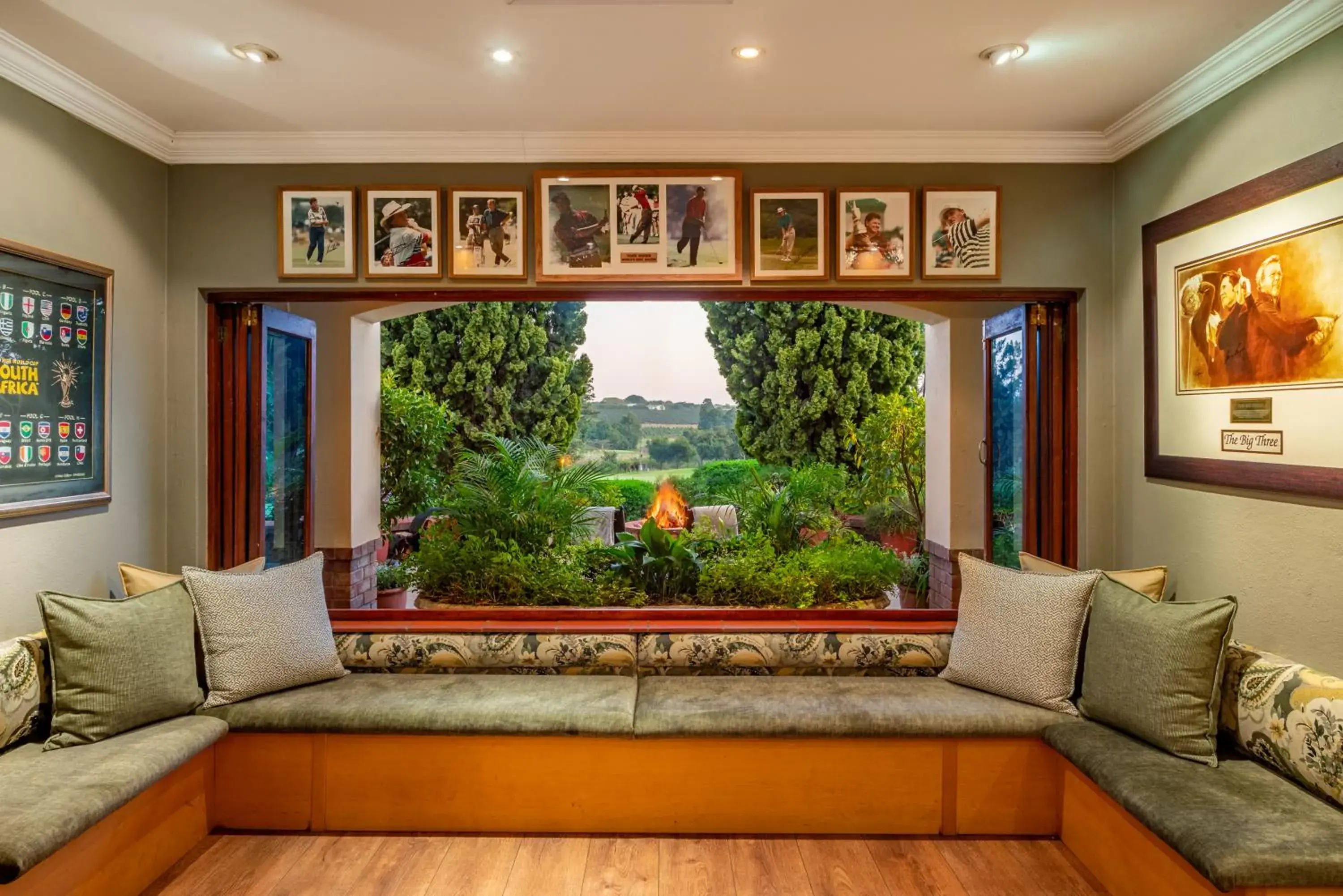 Lounge or bar in Oliver`s Lounge or bar in Oliver`s