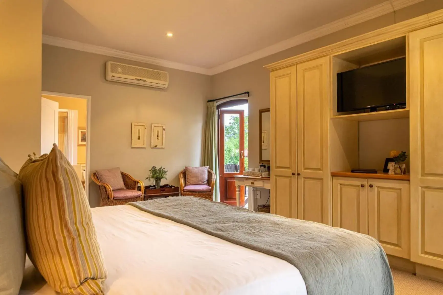 TV and multimedia, Bed in Oliver`s TV and multimedia, Bed in Oliver`s