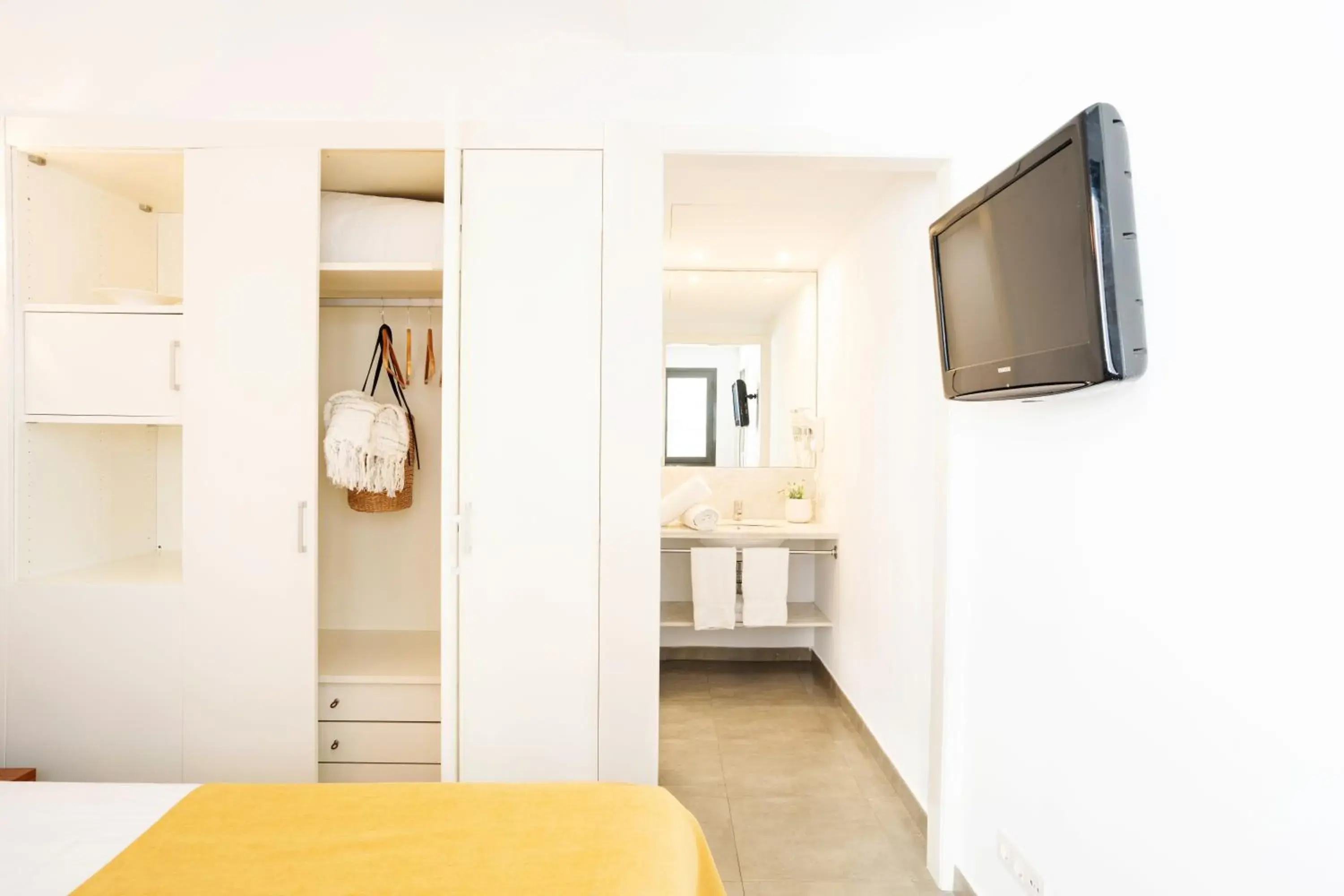 Photo of the whole room, Bed in Ona Living Barcelona Photo of the whole room, Bed in Ona Living Barcelona