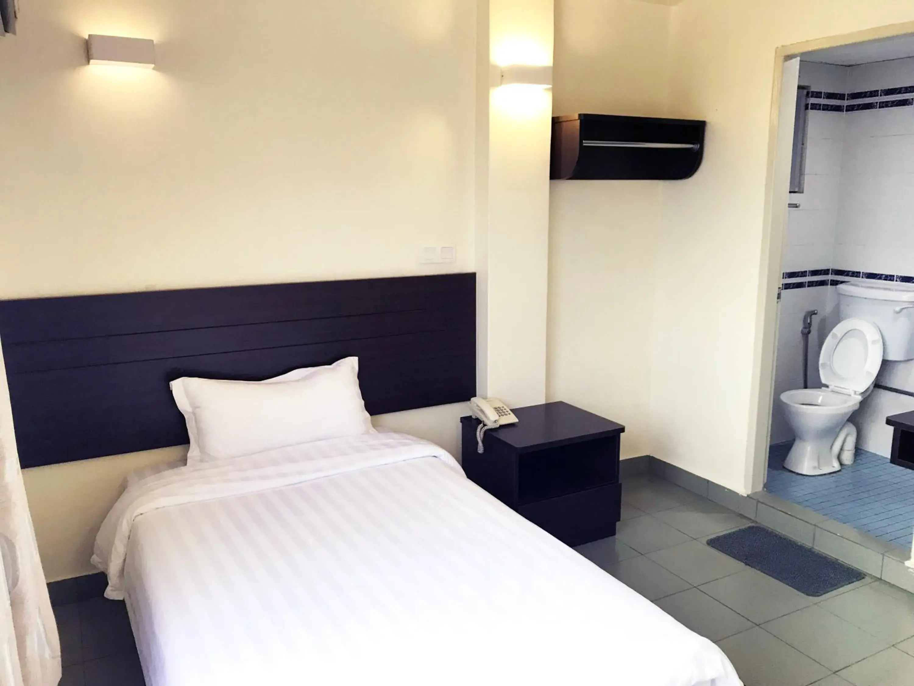 Bed in Hotel Sitiawan