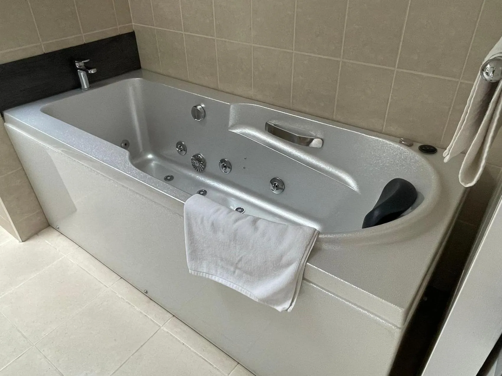 Hot Tub in Alpha Motel with Spa-Bath