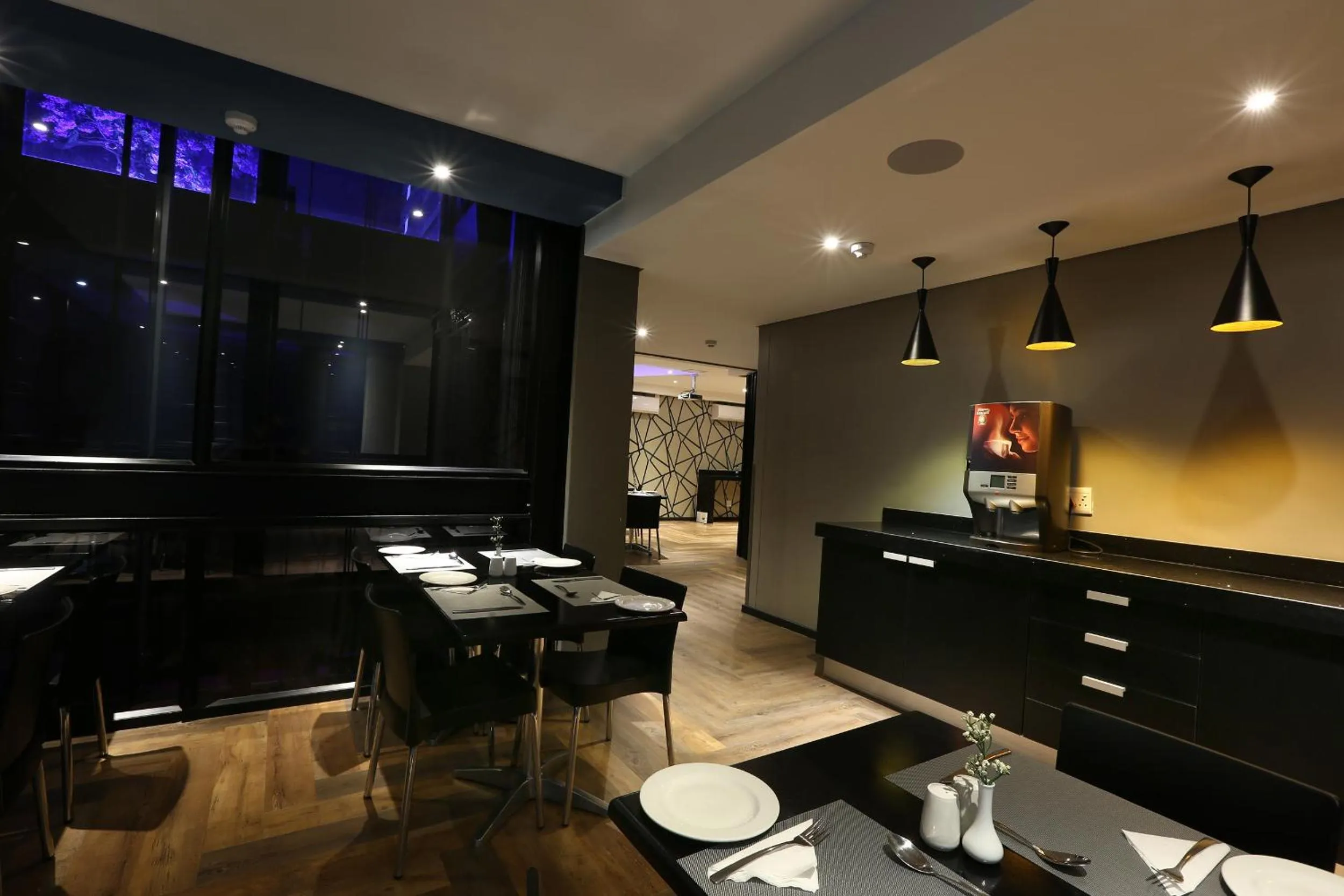 Restaurant/places to eat in Inani Hotel Morning Star