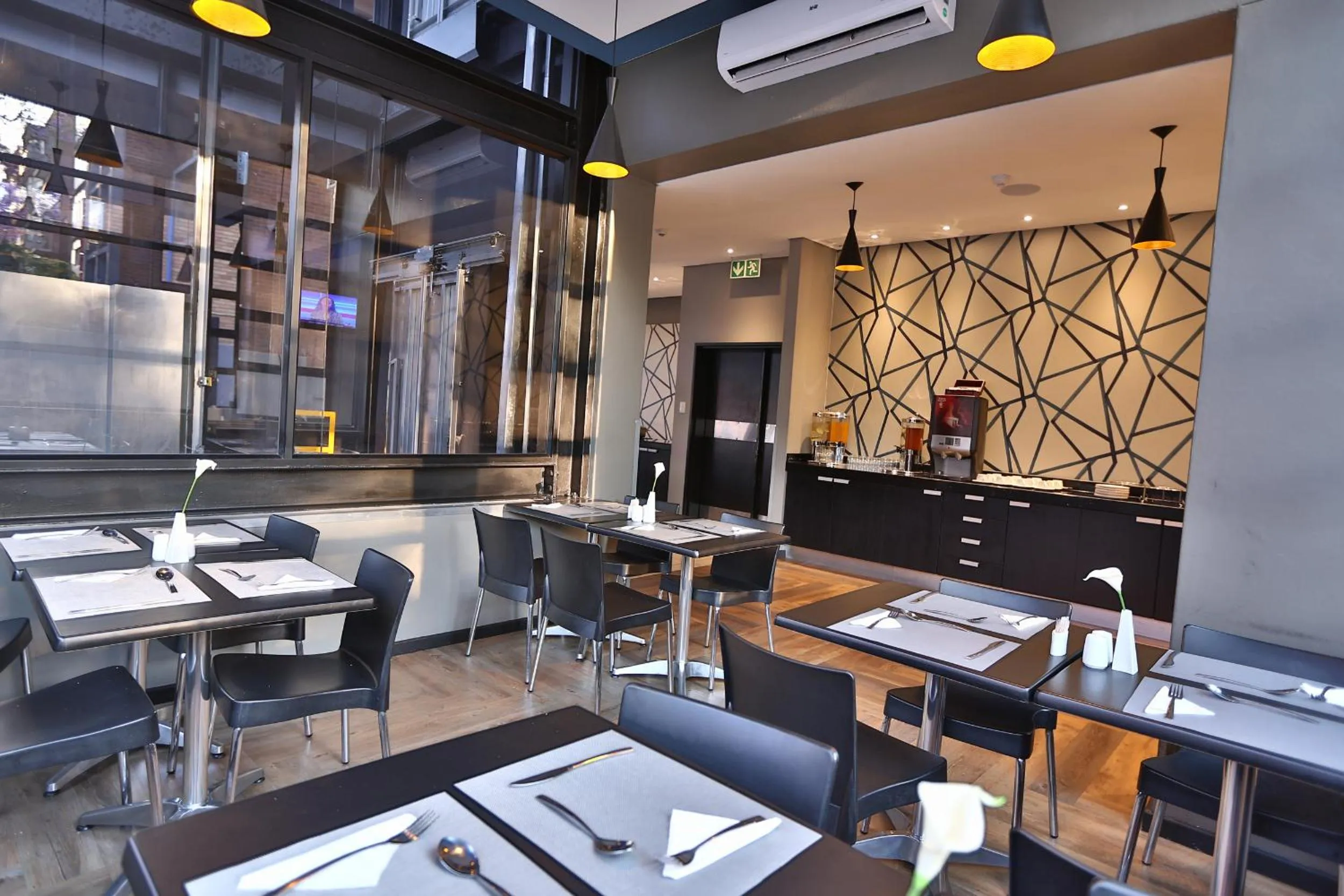 Restaurant/places to eat in Inani Hotel Morning Star