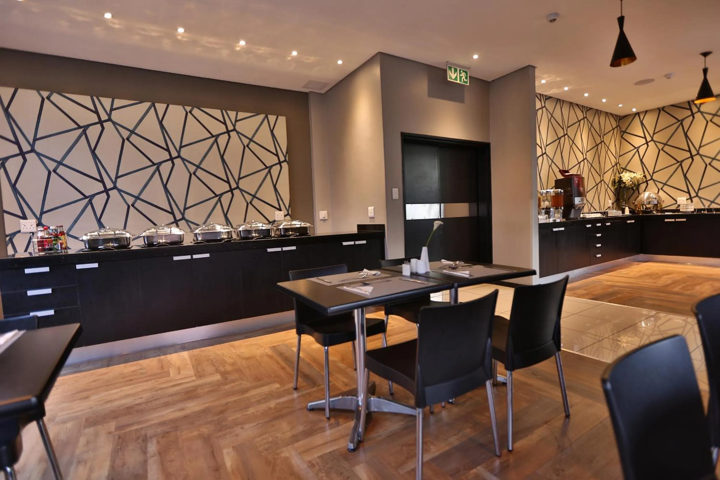 Restaurant/places to eat in Inani Hotel Morning Star