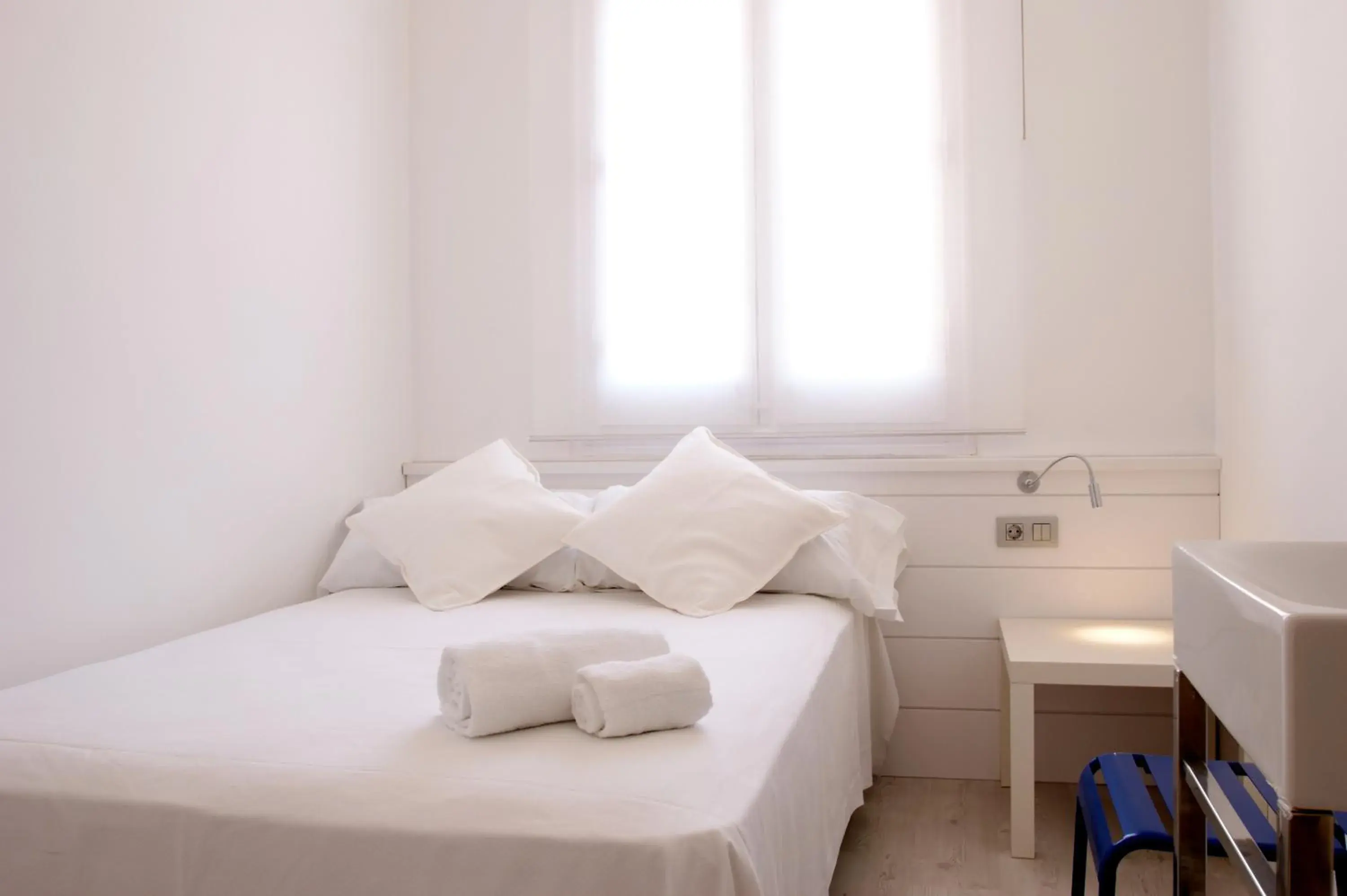 Double Room with Shared Bathroom in Express by gaiarooms Double Room with Shared Bathroom in Express by gaiarooms