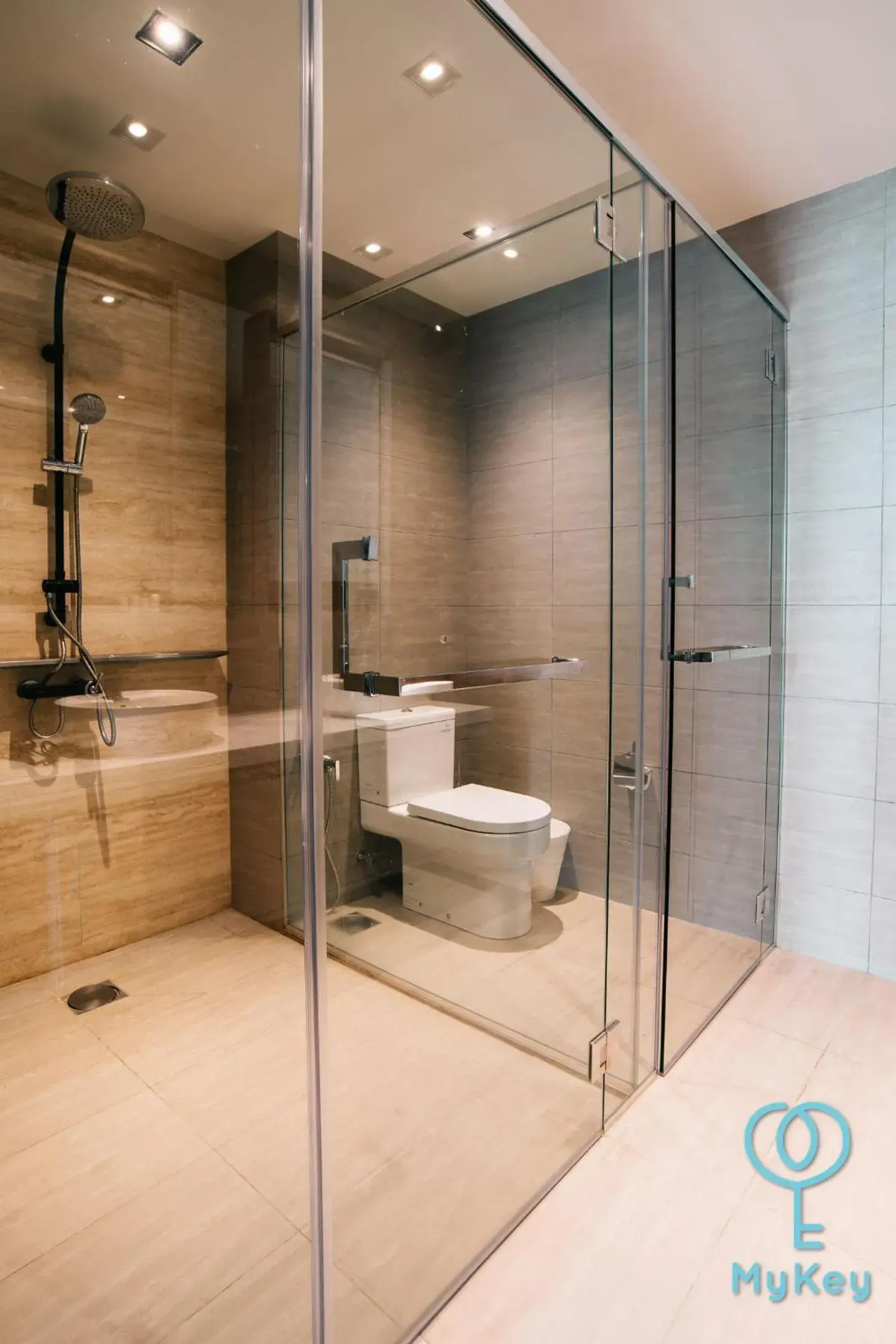 Shower in Expressionz Professional Suites by MyKey Shower in Expressionz Professional Suites by MyKey